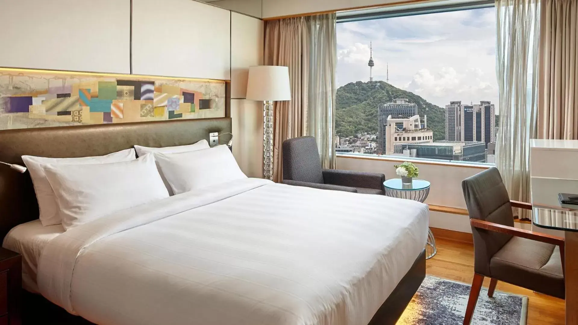 Bedroom, Bed in Lotte Hotel Seoul