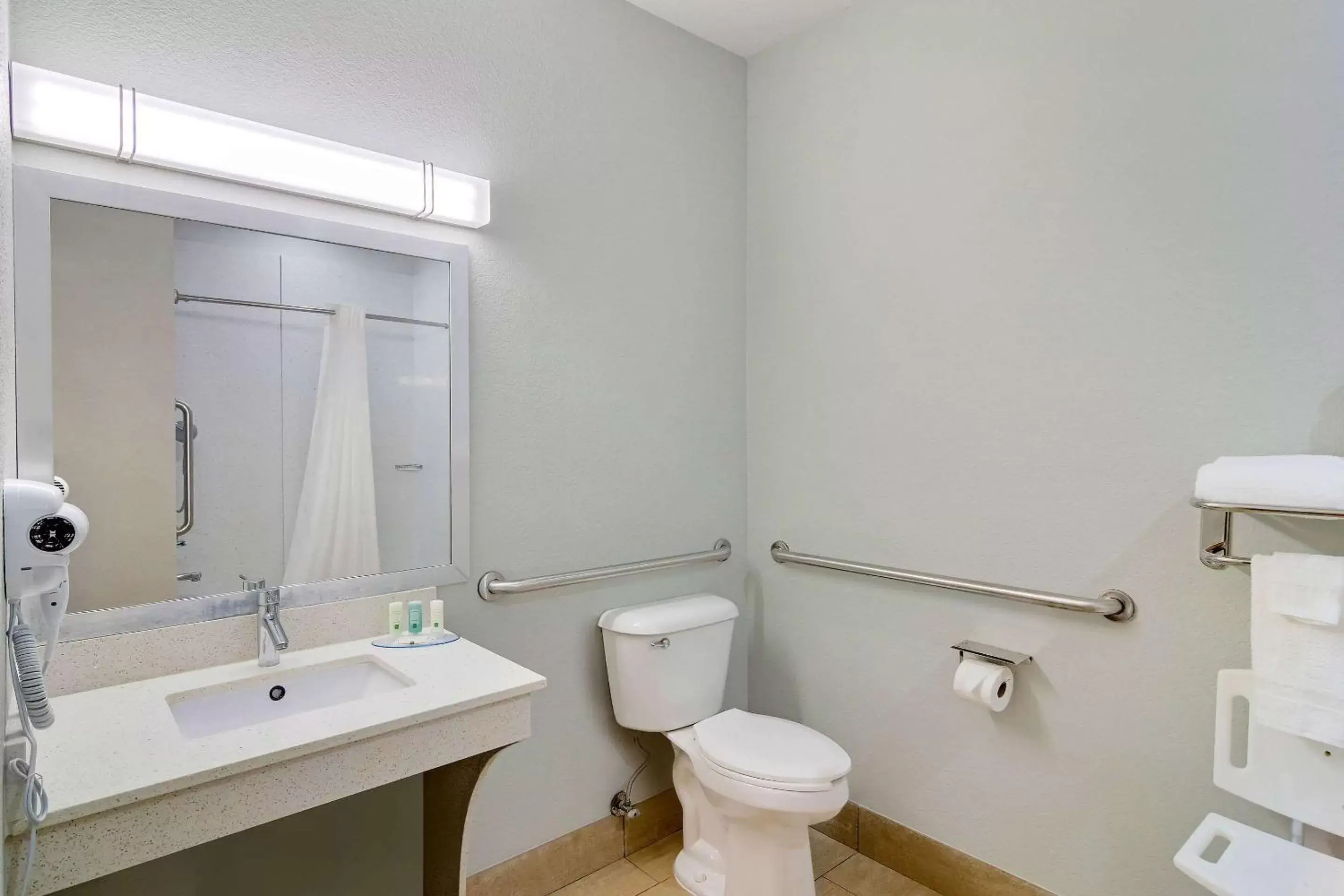 Bathroom in Quality Inn & Suites Decatur - Atlanta East