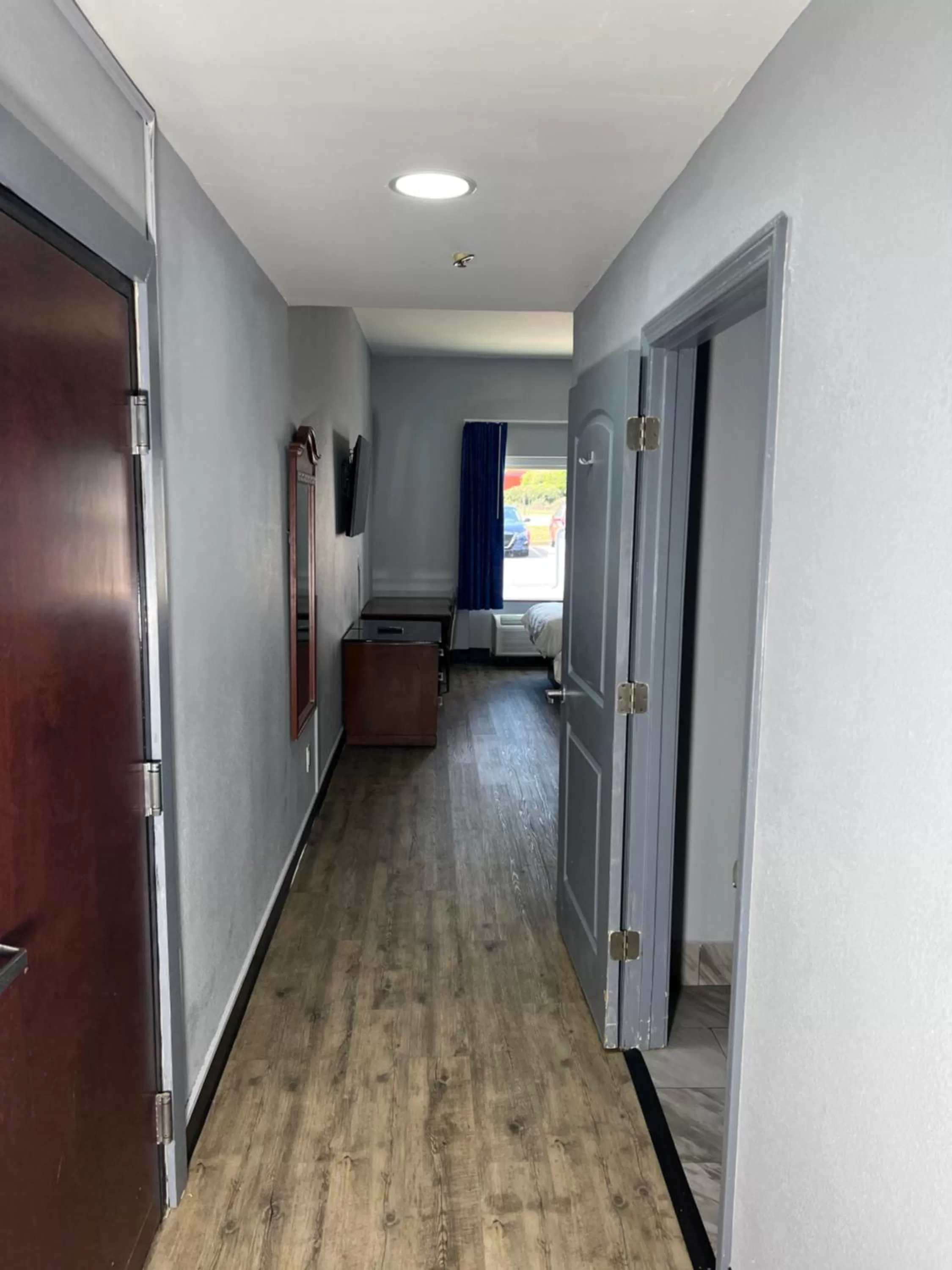 Deluxe King Room in Jamestown inn & Suites