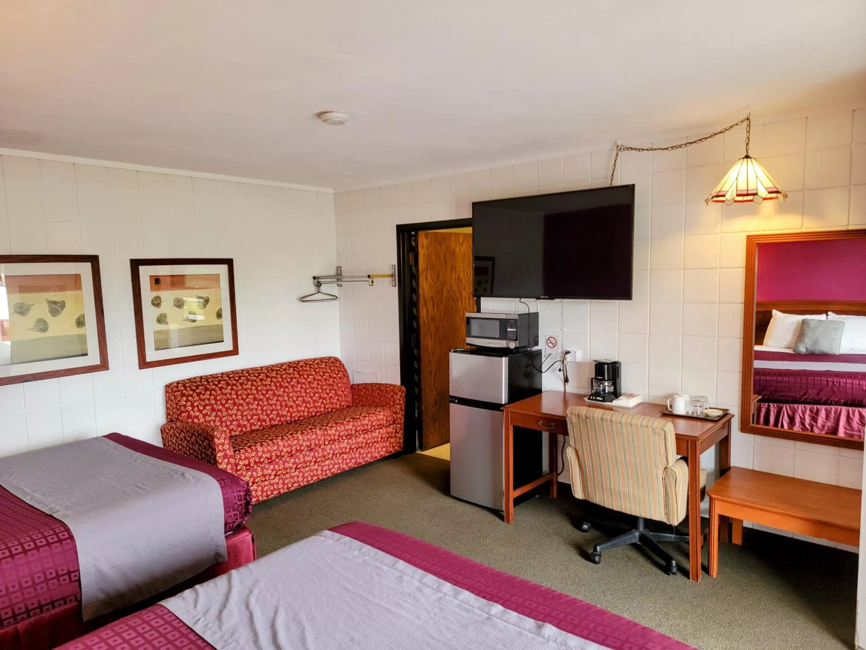 TV and multimedia, TV/Entertainment Center in Skyview Motel - Prairie du Sac