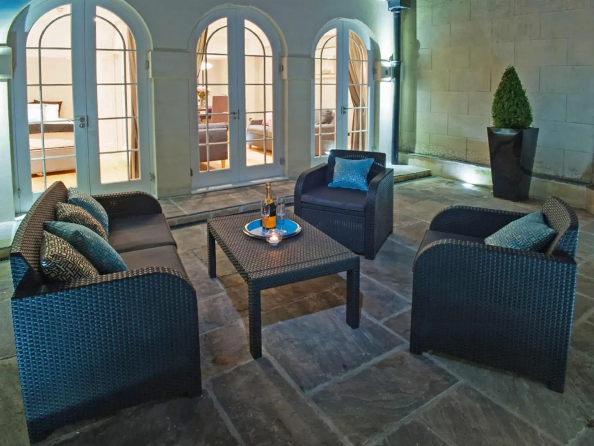 Other, Seating Area in Bath Circle