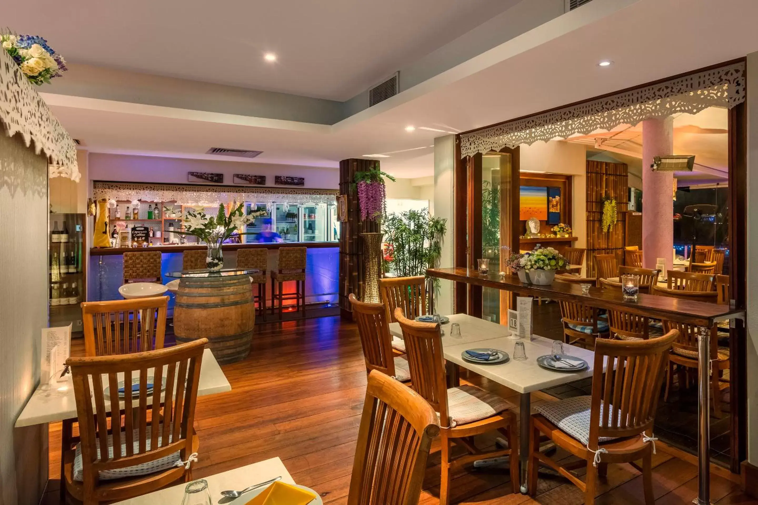 Lounge or bar, Restaurant/Places to Eat in Ramada Resort by Wyndham Golden Beach