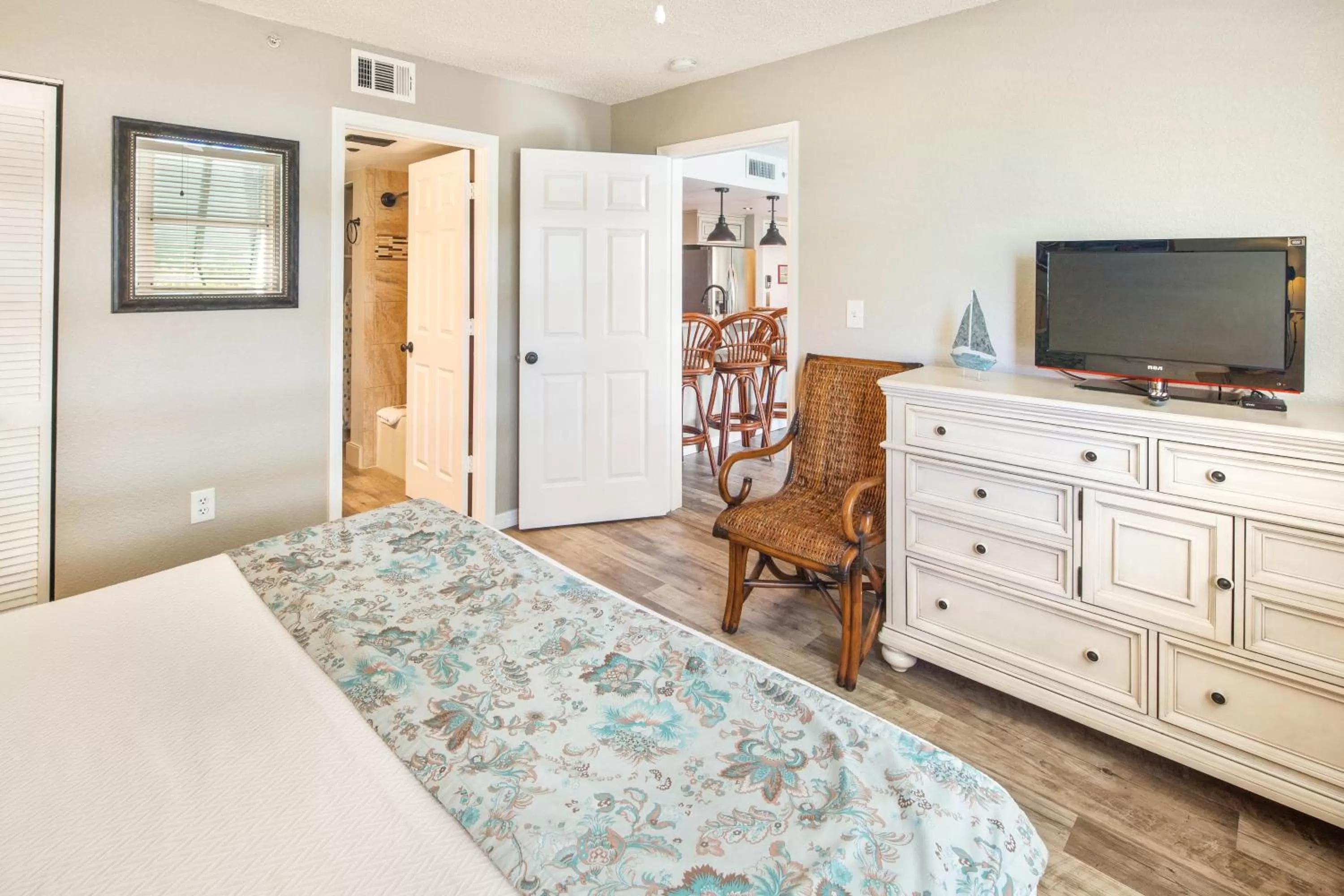 TV/Entertainment Center in Sunrise Suites Tahiti Suite #104