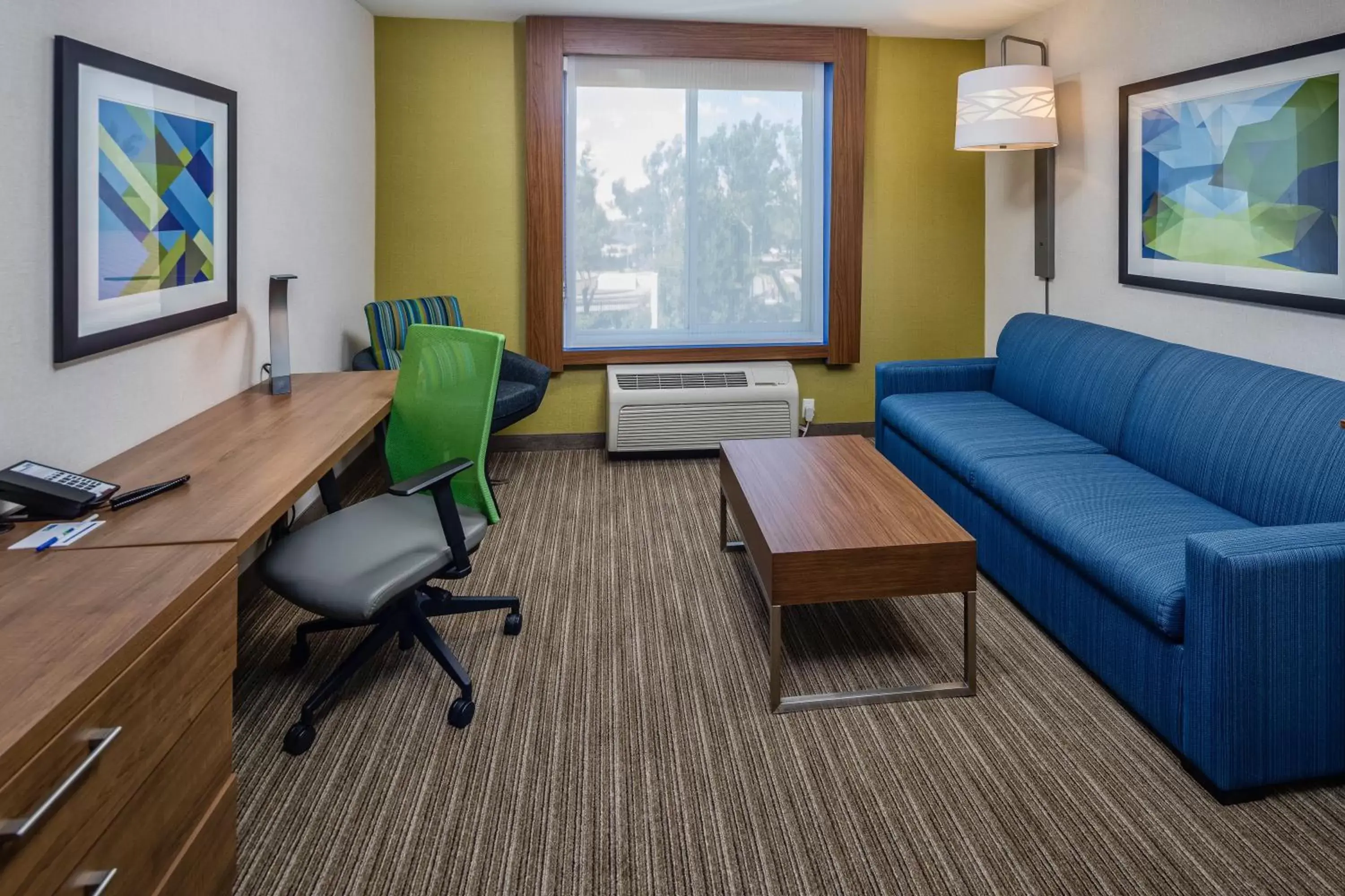 Photo of the whole room, Seating Area in Holiday Inn Express Hotel & Suites Modesto-Salida, an IHG Hotel