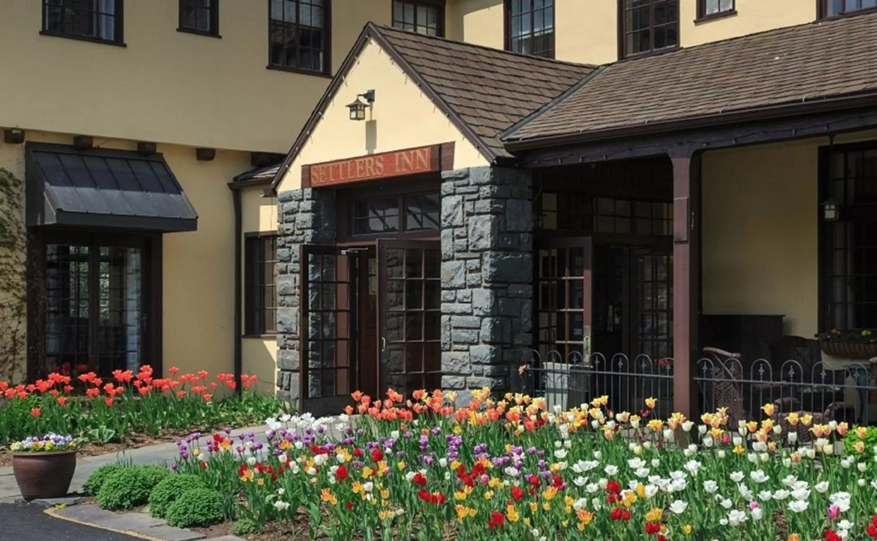 Facade/Entrance in Settlers Inn