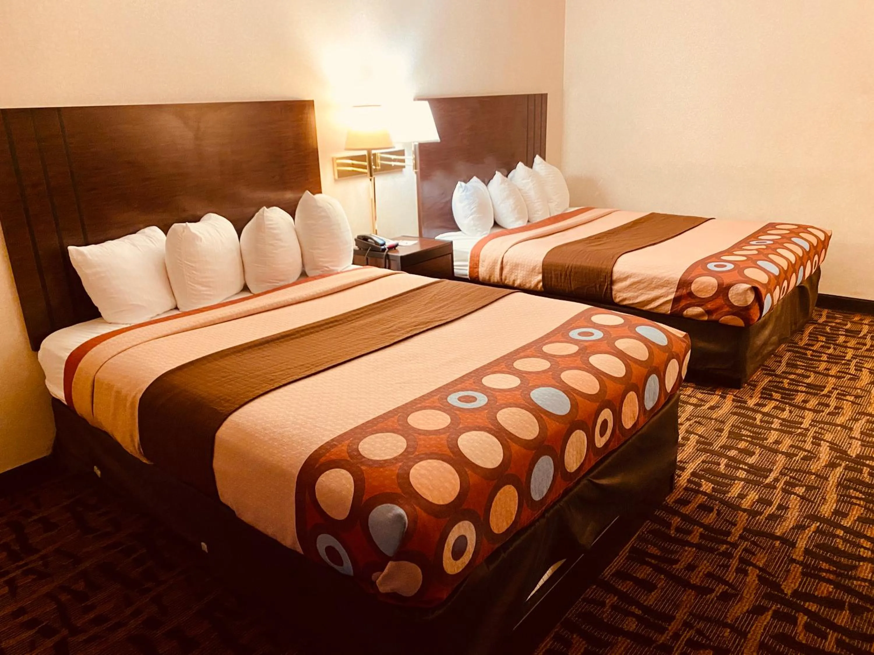 Bed in Super 8 by Wyndham Lawrence KU