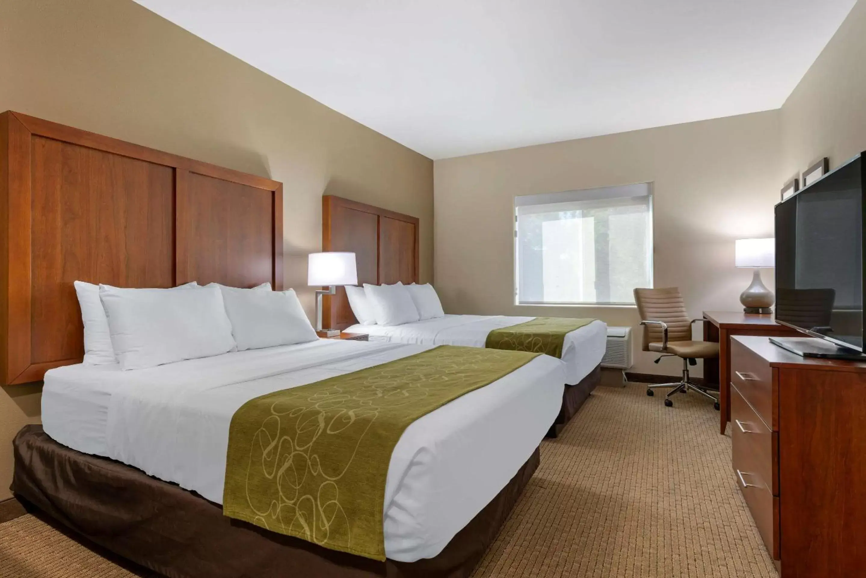 Photo of the whole room, Bed in Comfort Suites Marysville-Yuba City