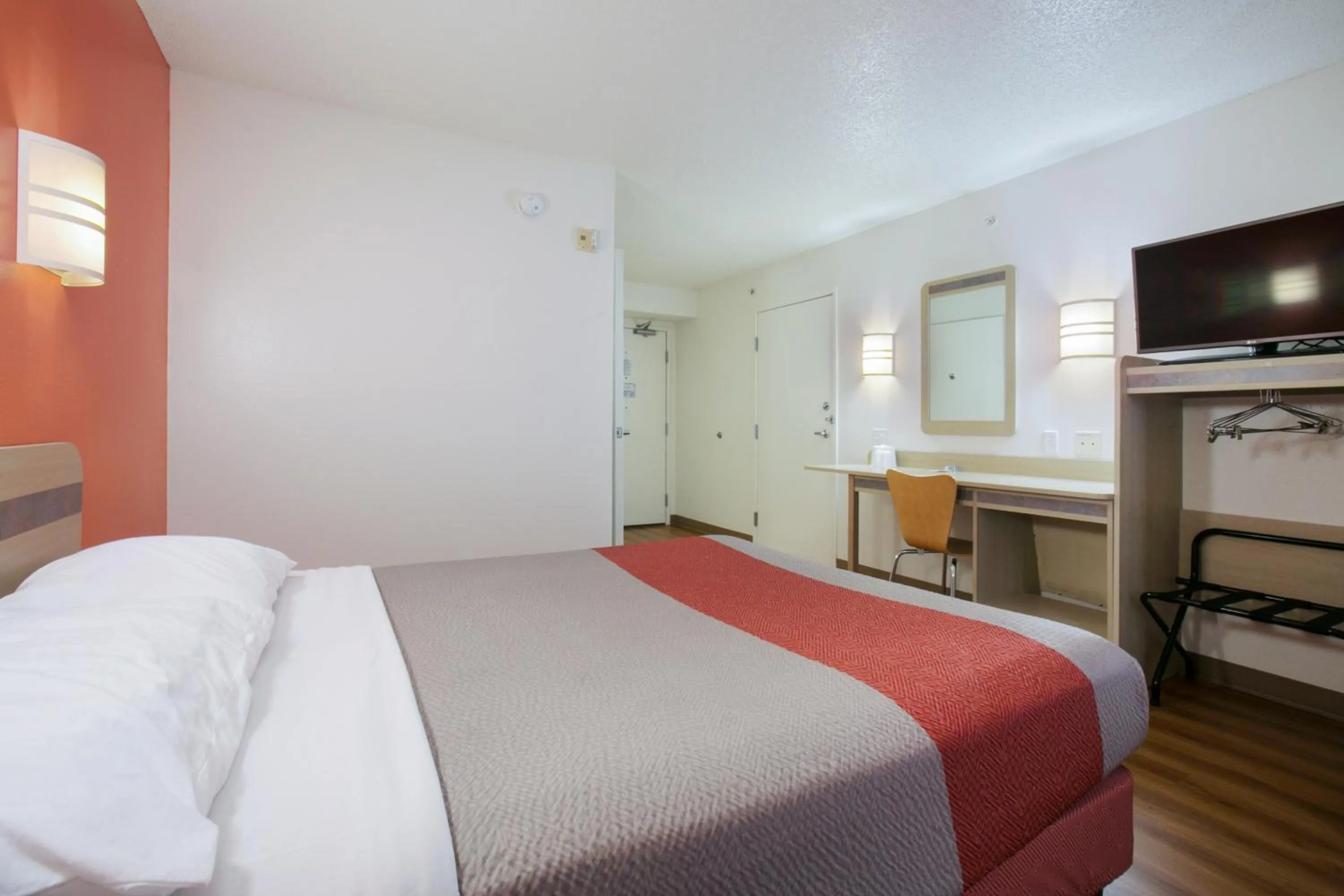 Bedroom, Bed in Motel 6-Brooklyn Center, MN - Minneapolis