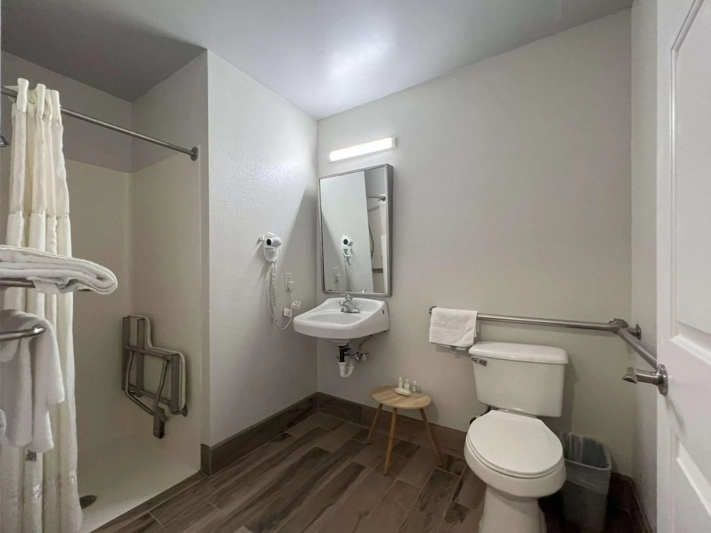 Bedroom, Bathroom in Quality Inn Merrimack - Nashua