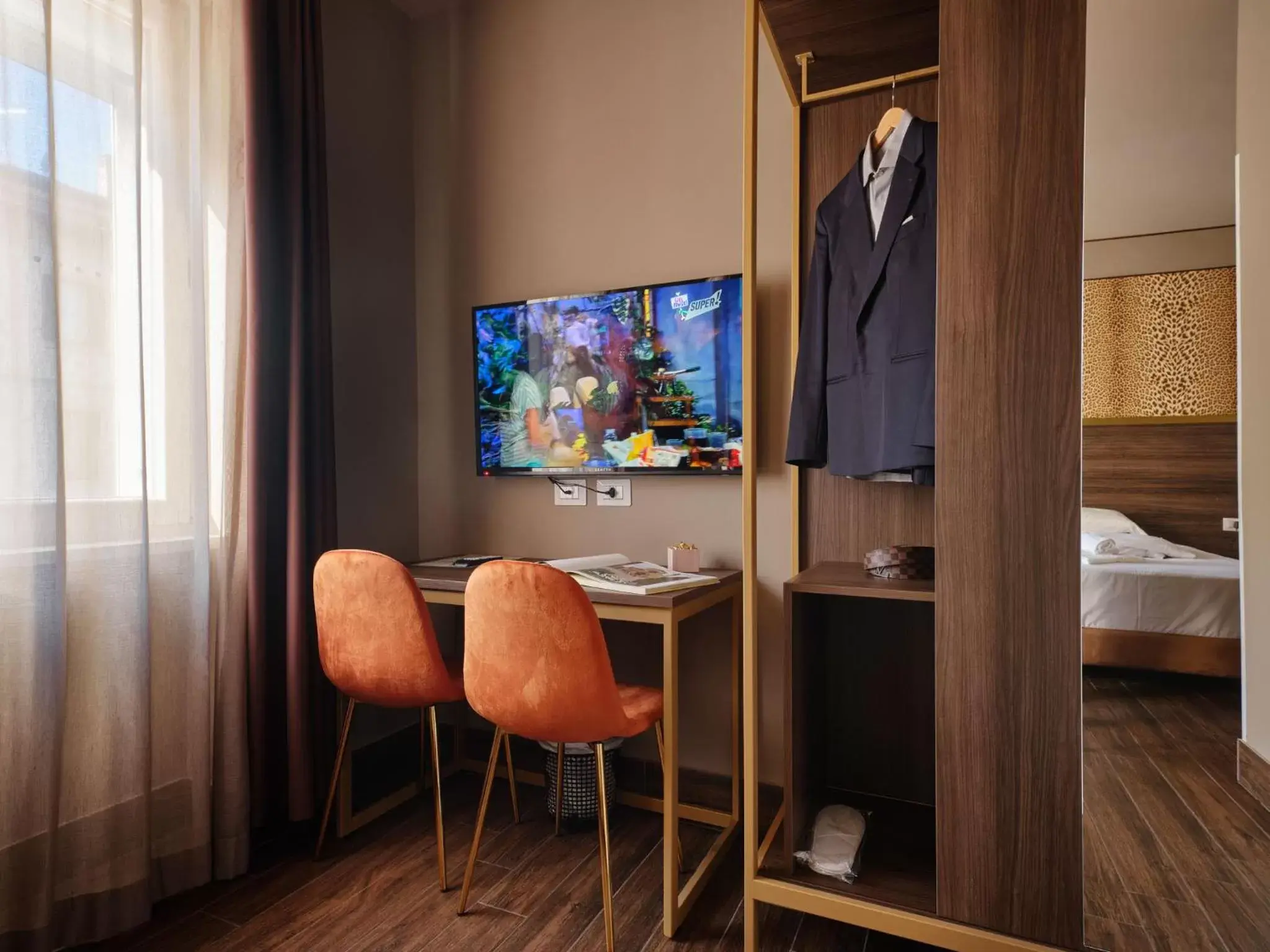 hair dresser, TV/Entertainment Center in Hotel Giulietta