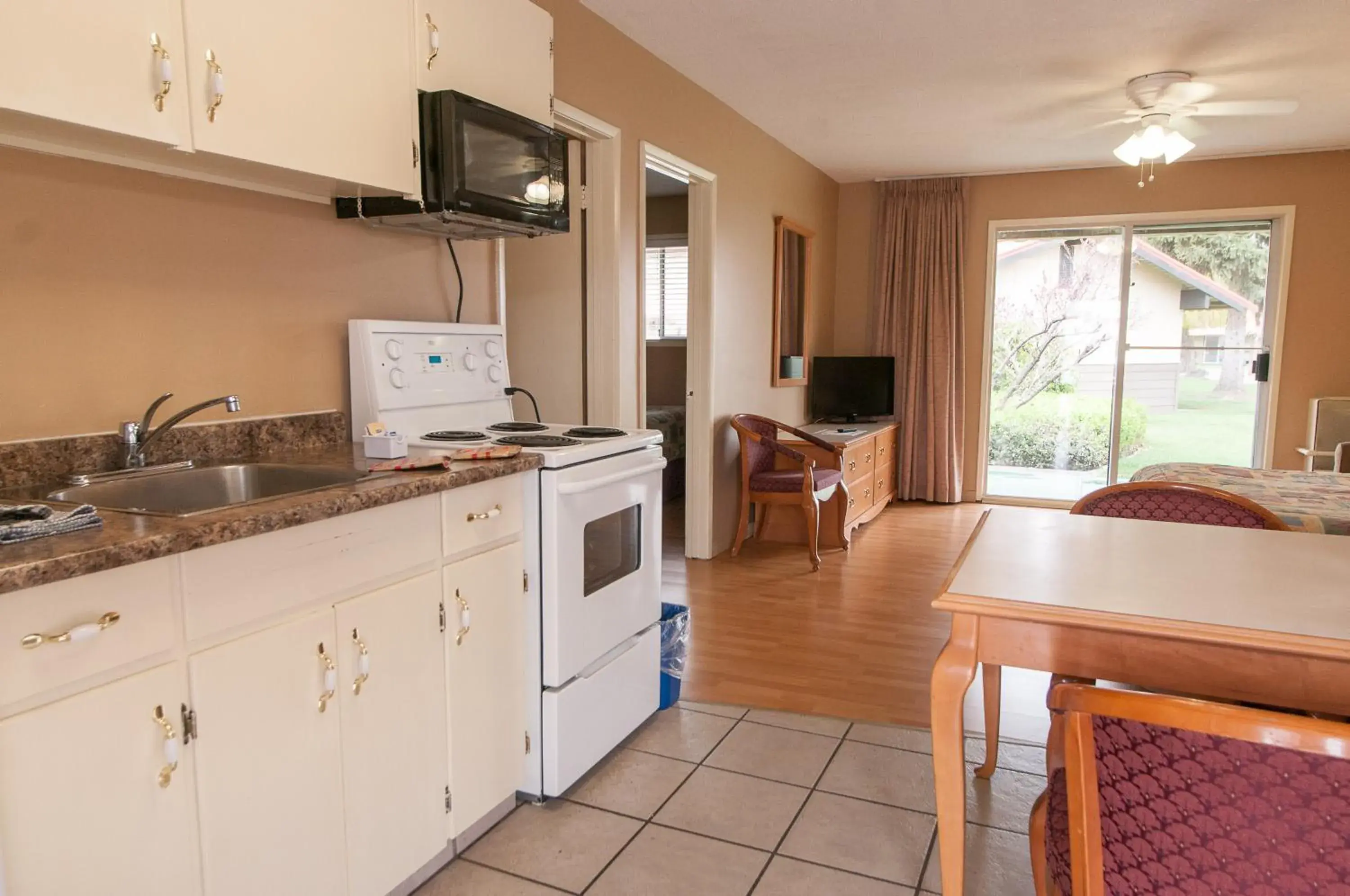 Kitchen or kitchenette, Kitchen/Kitchenette in Okanagan Seasons Resort