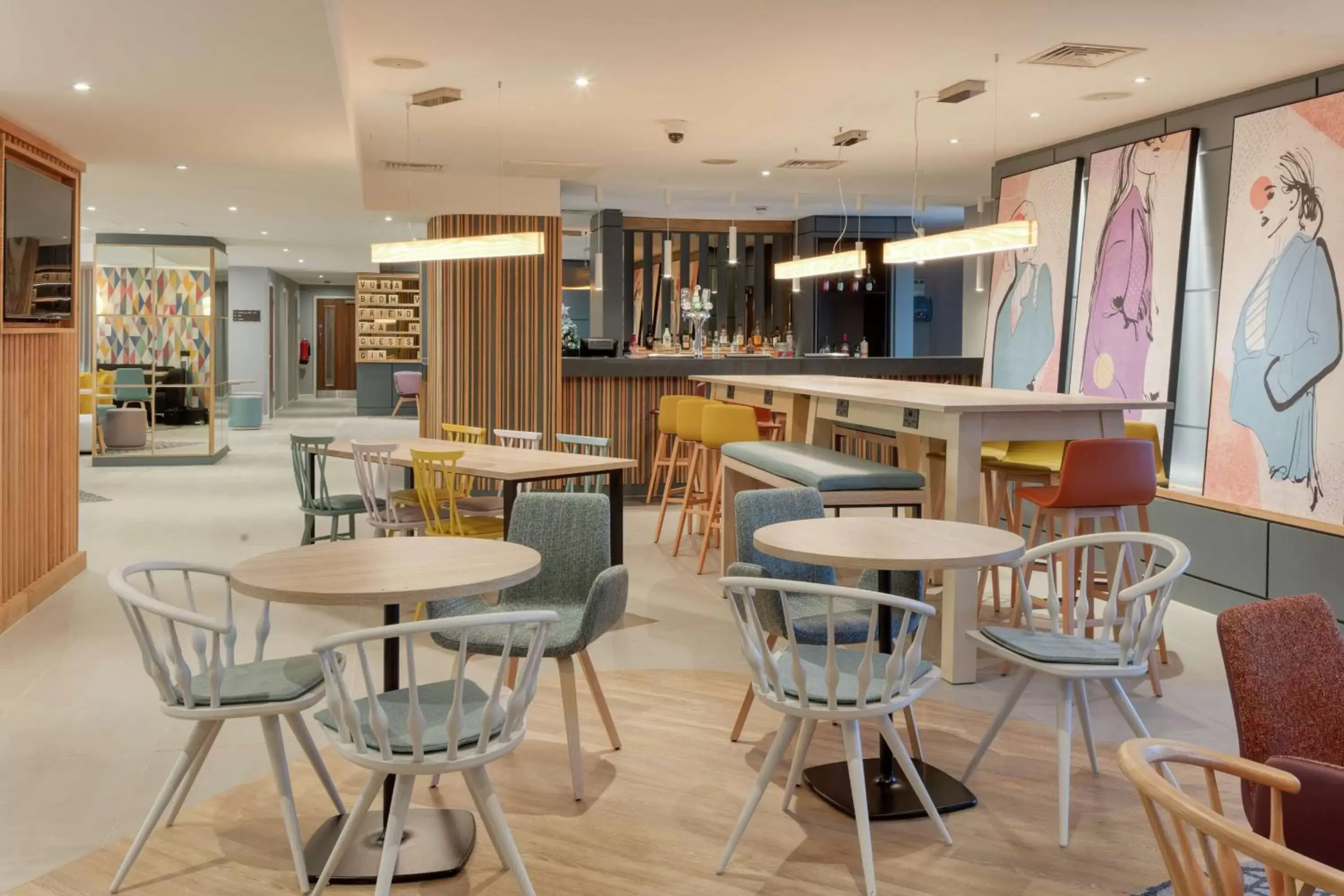 Lounge or bar, Restaurant/Places to Eat in Hampton by Hilton Corby
