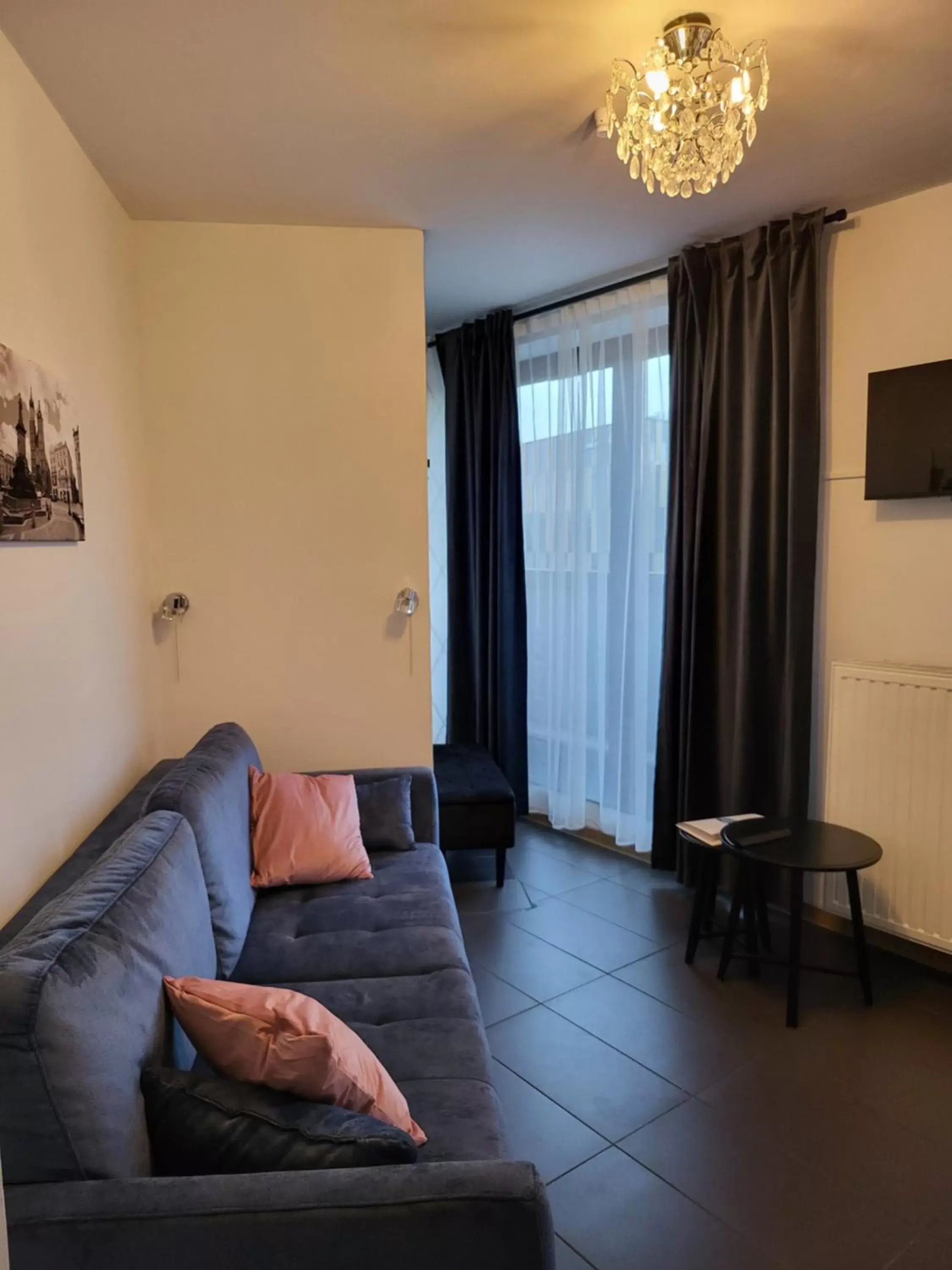 Basic Triple Room with Shared Bathroom in Amber Hostel Szlak Basic Triple Room with Shared Bathroom in Amber Hostel Szlak