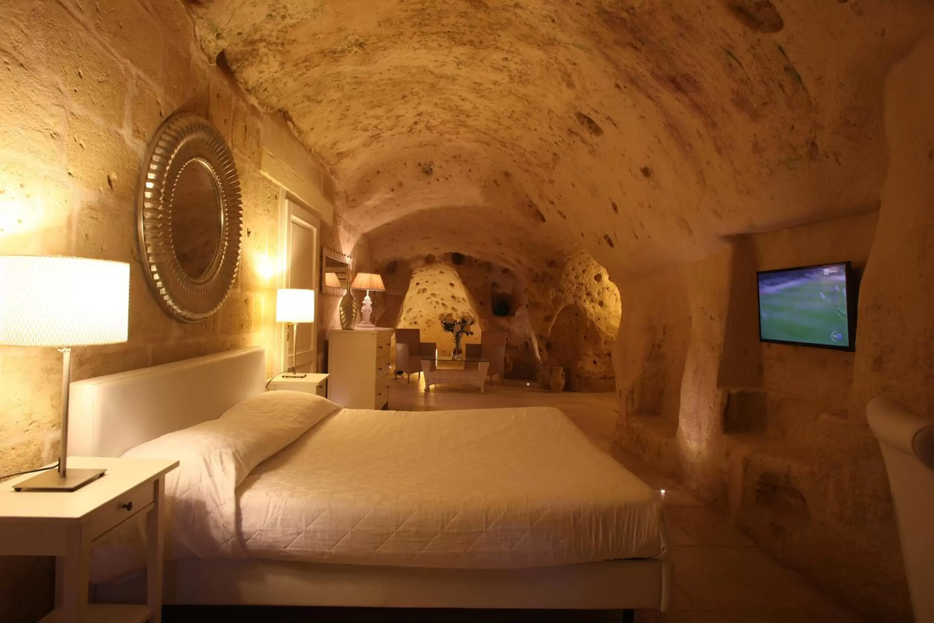TV and multimedia, Bed in Caveoso Hotel