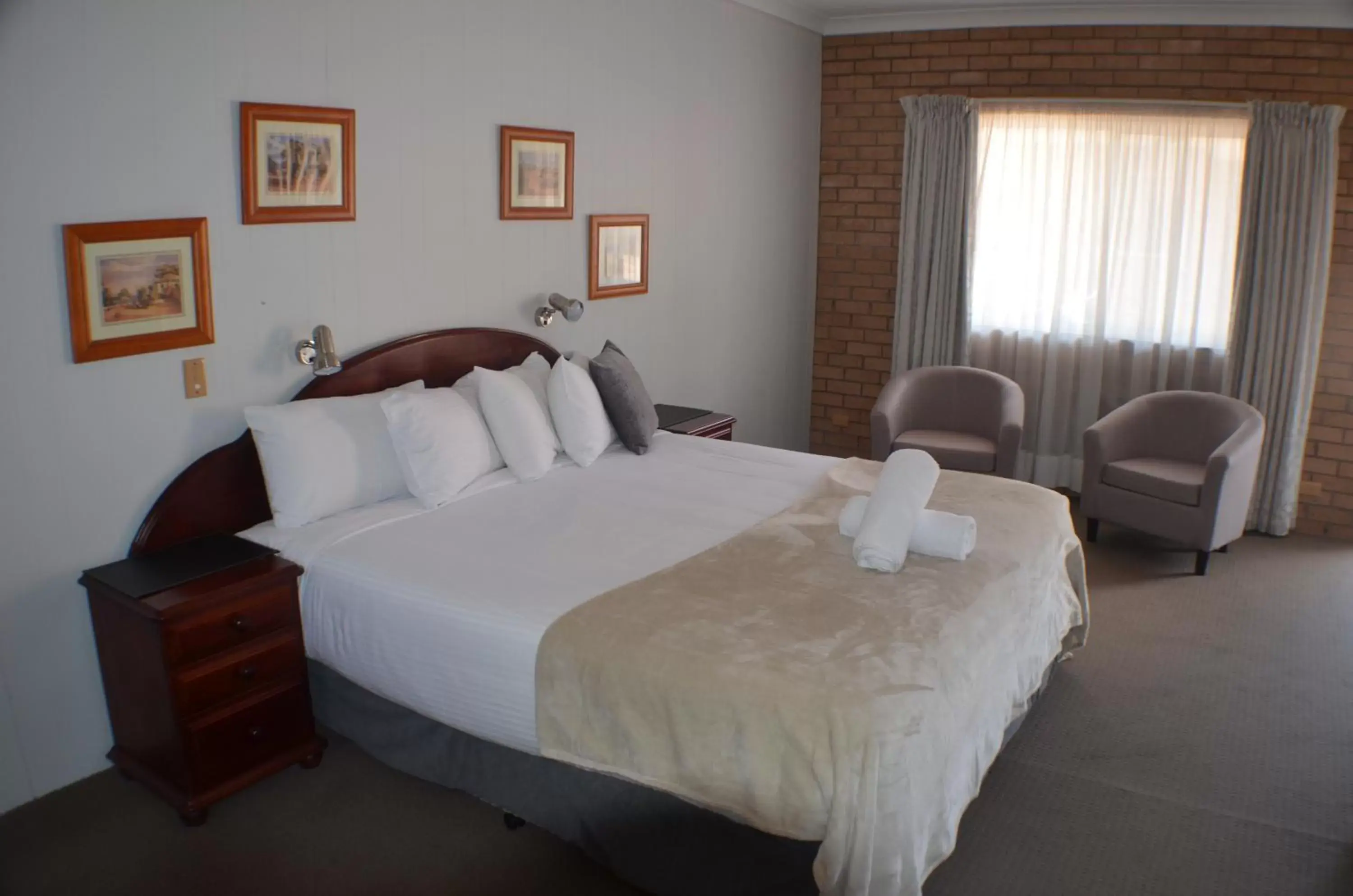 Bedroom, Bed in Deer Park Motor Inn Armidale
