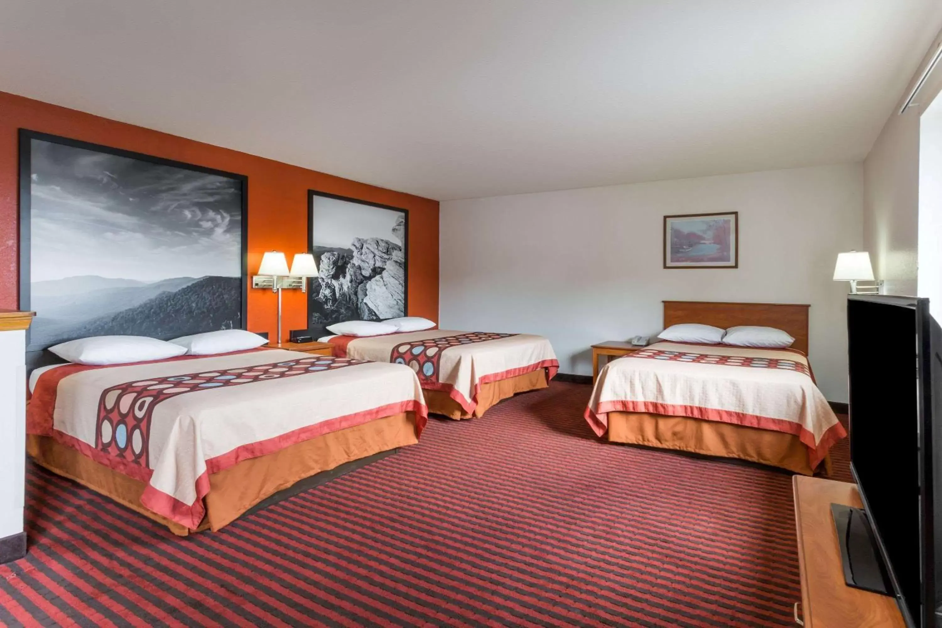 Photo of the whole room, Bed in Super 8 by Wyndham Dumfries/Quantico