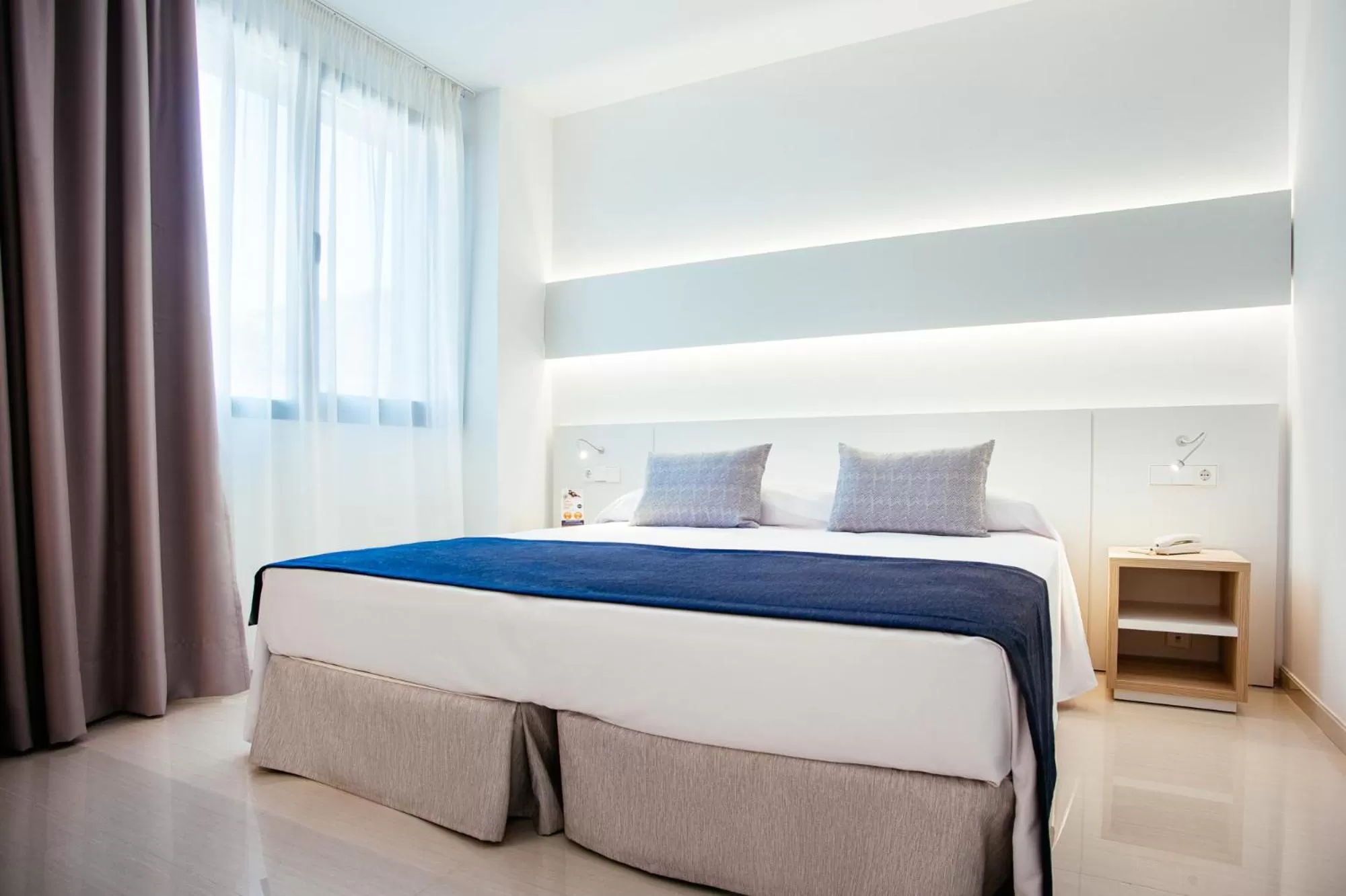 Photo of the whole room, Bed in Globales Acis y Galatea