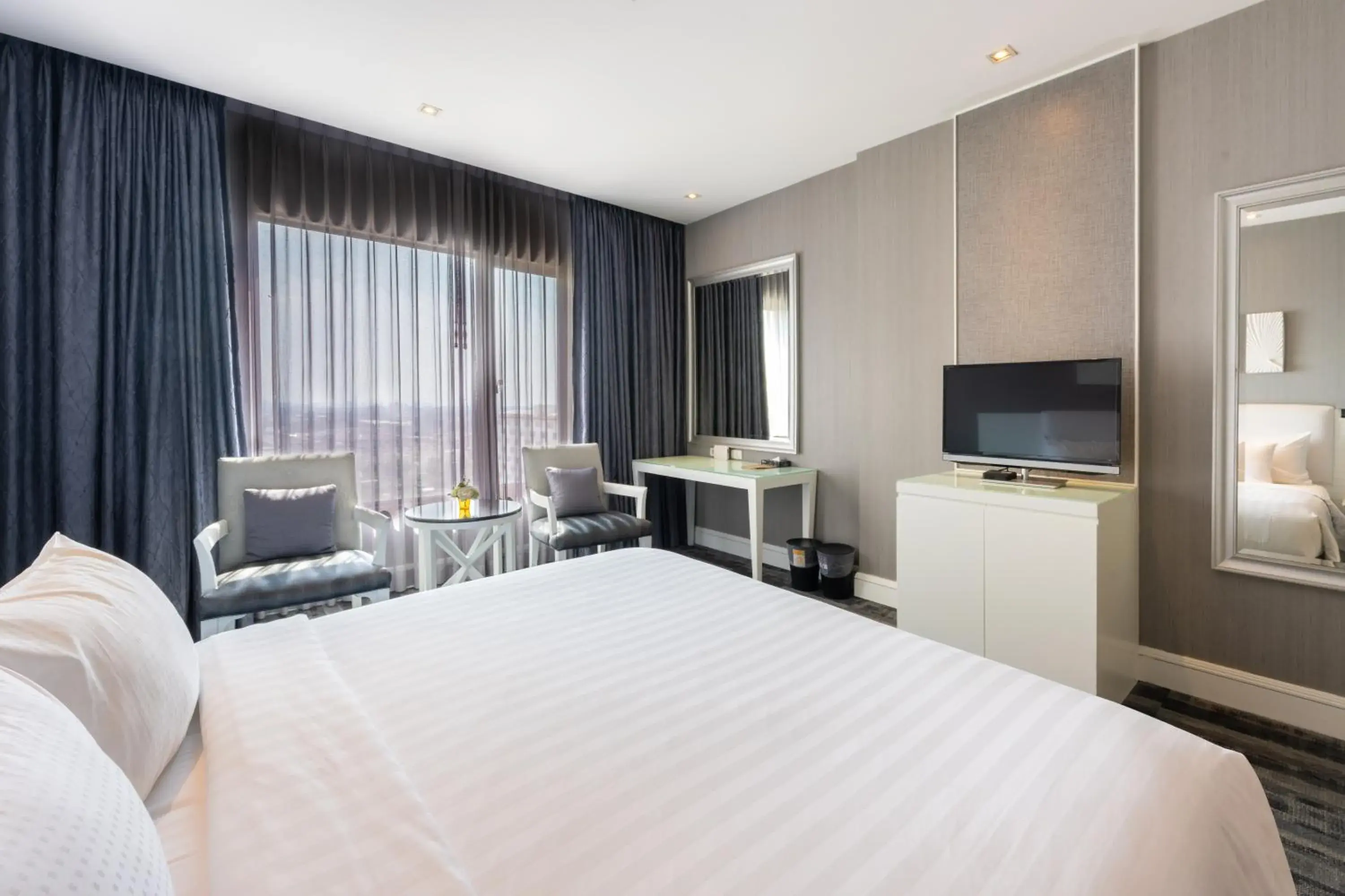 Bed, TV/Entertainment Center in Grand Richmond Stylish Convention Hotel