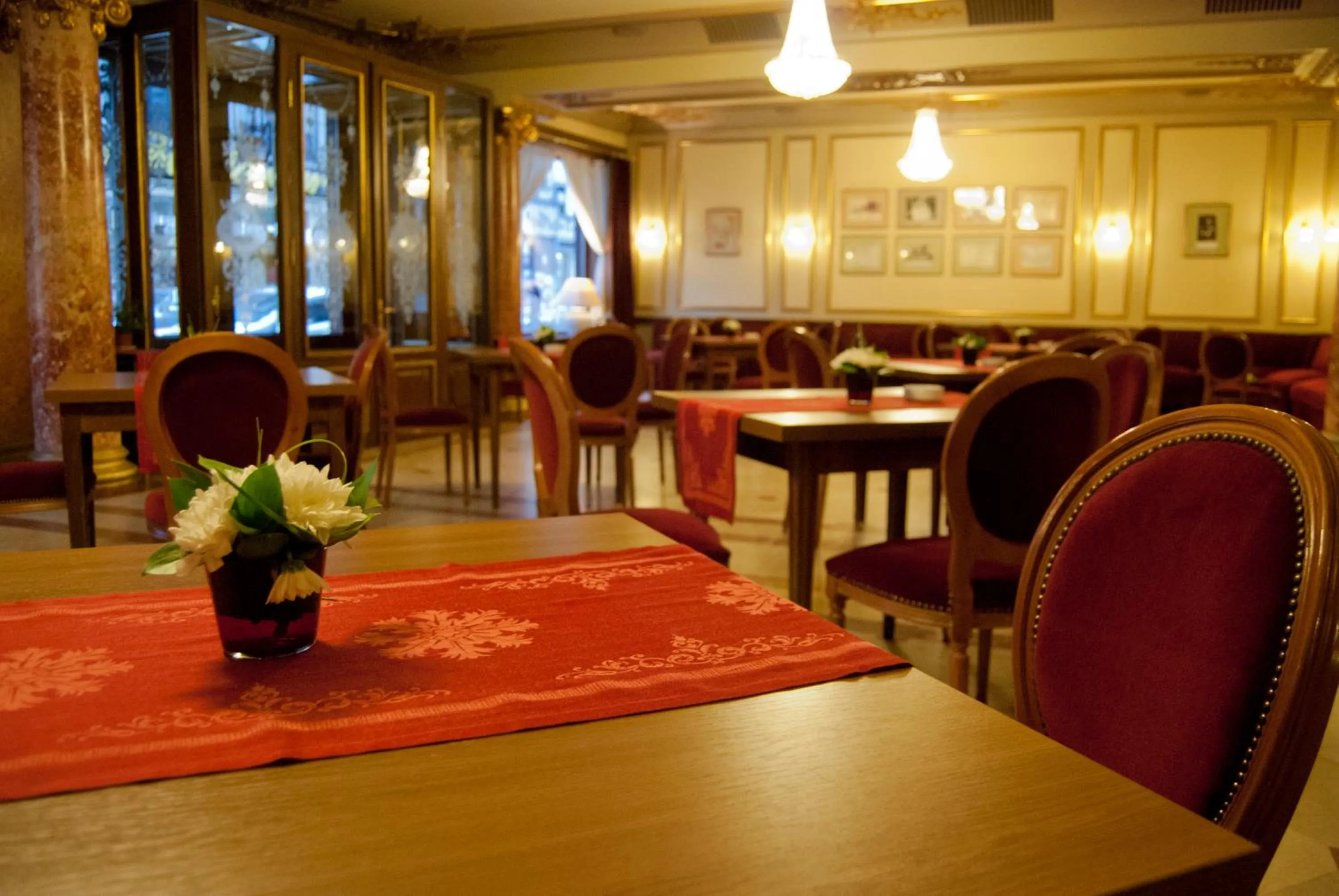 Restaurant/places to eat in Hotel Casa Capsa