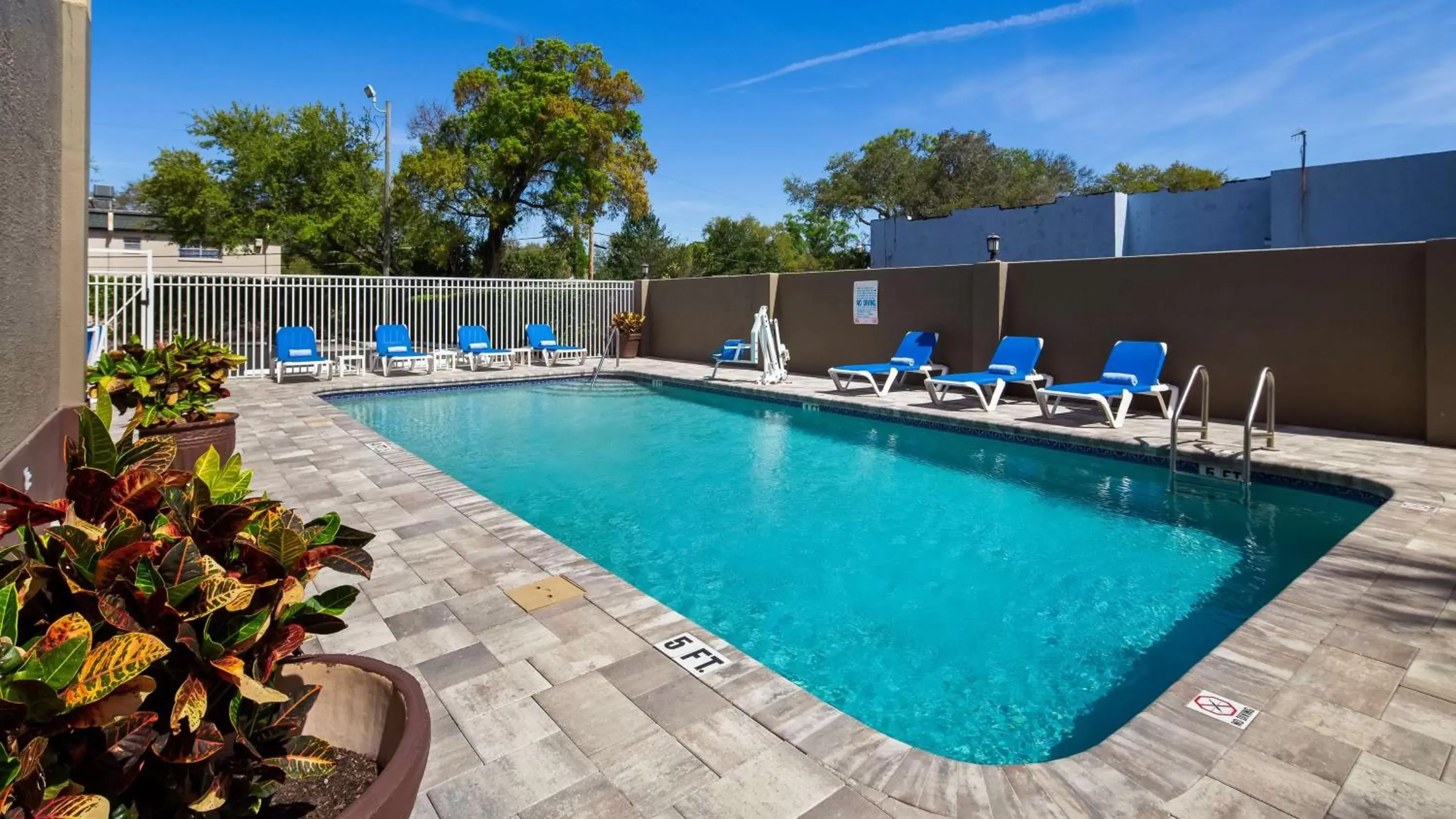On site, Swimming Pool in Best Western Tampa