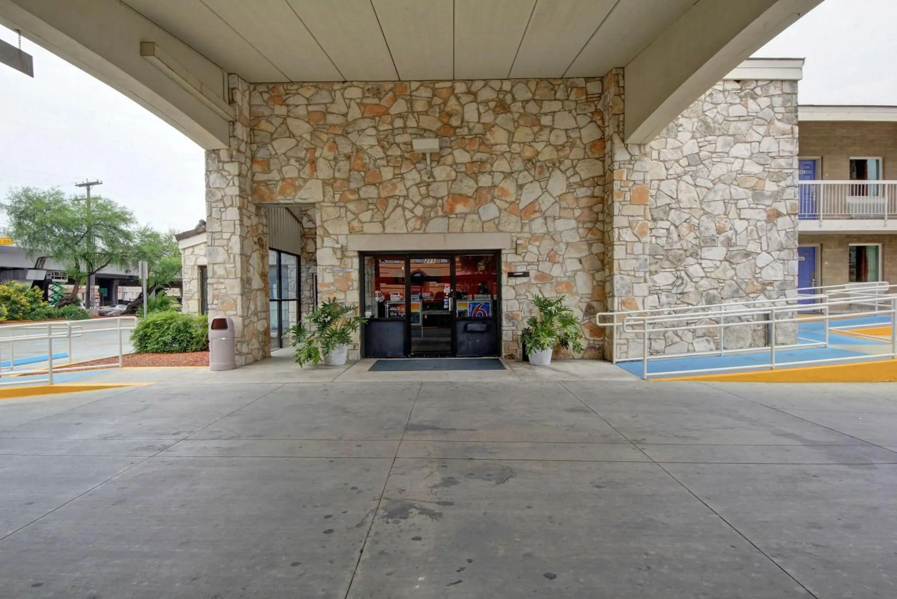 Property building, Facade/Entrance in Motel 6-San Antonio, TX - Downtown - Market Square