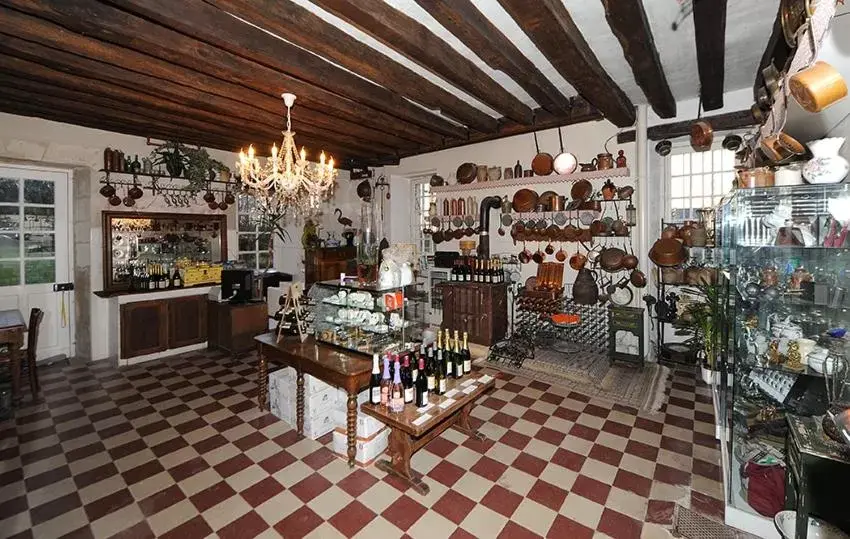 Patio in Chateau de Jallanges - Les Collectionneurs