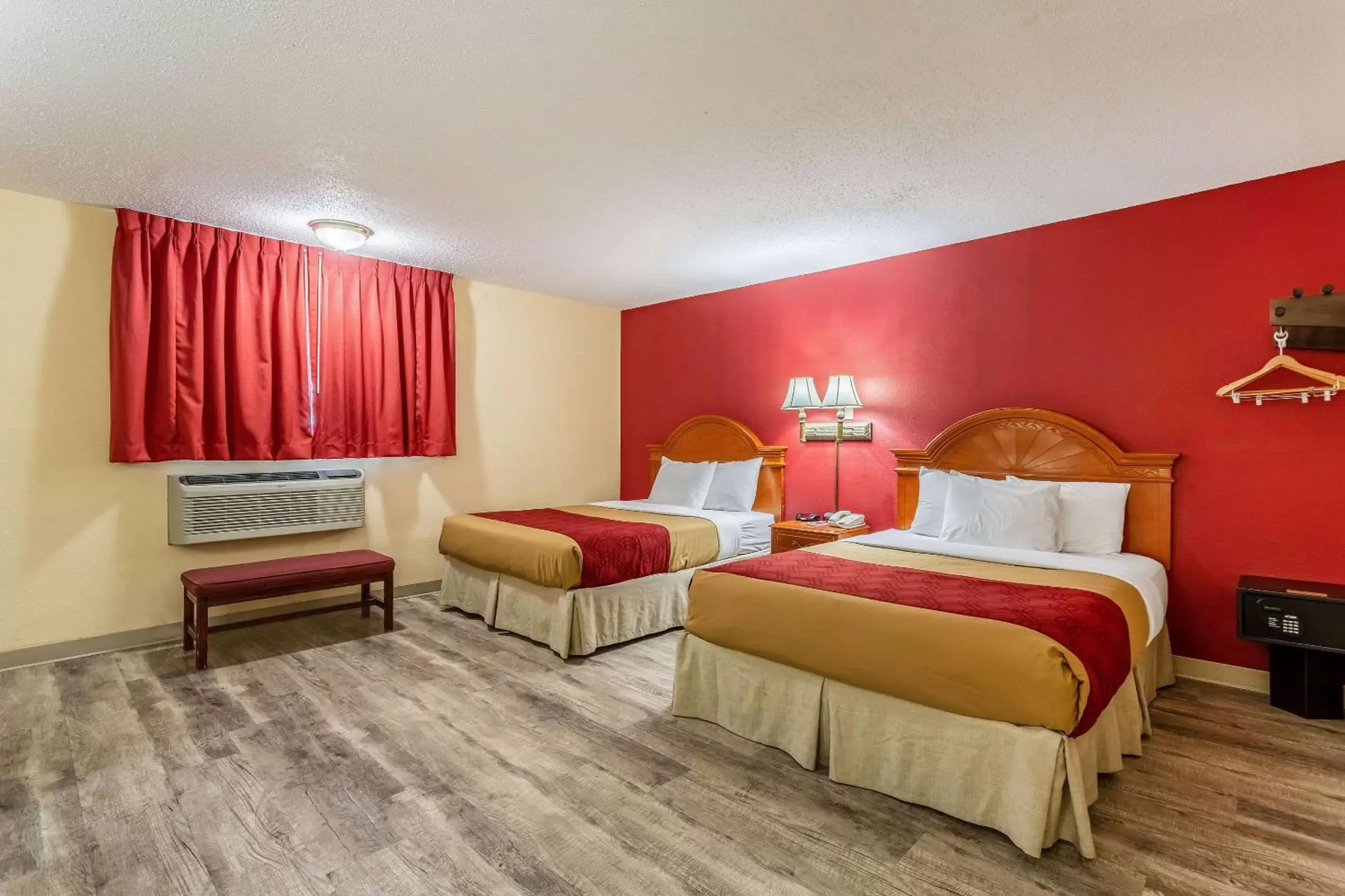 Photo of the whole room, Bed in Econo Lodge Santa Rosa