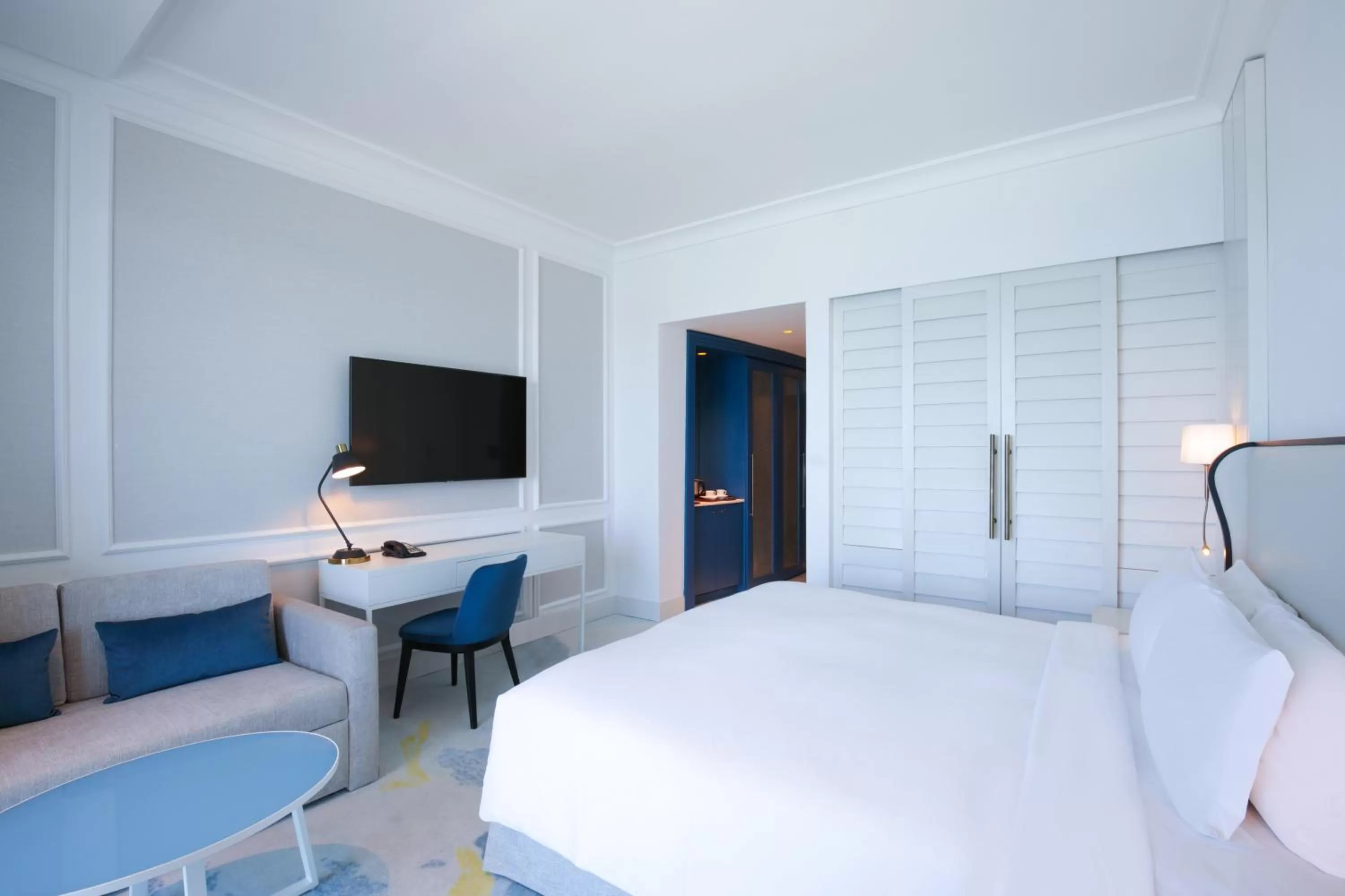 TV and multimedia, Bed in Sofitel Dubai Jumeirah Beach