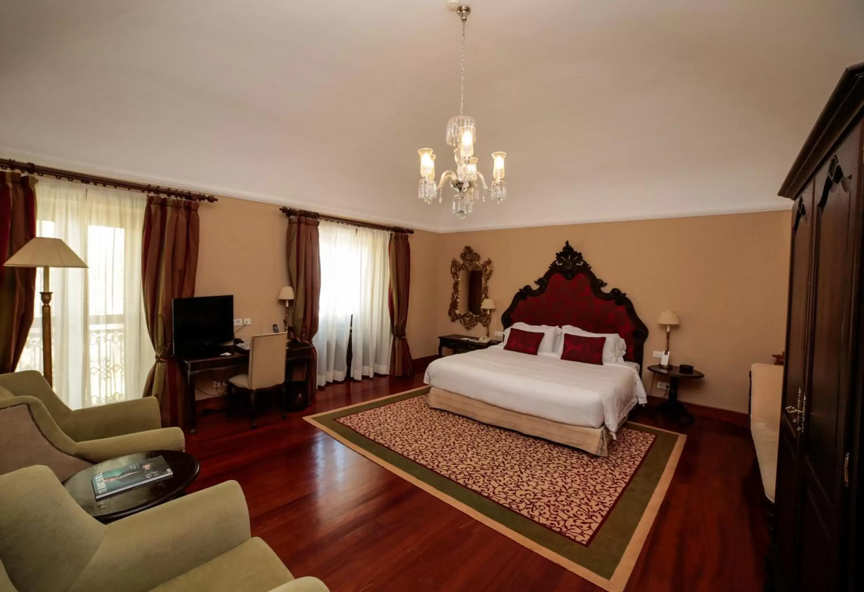 Suite Deluxe in Convento do Espinheiro, Historic Hotel & Spa