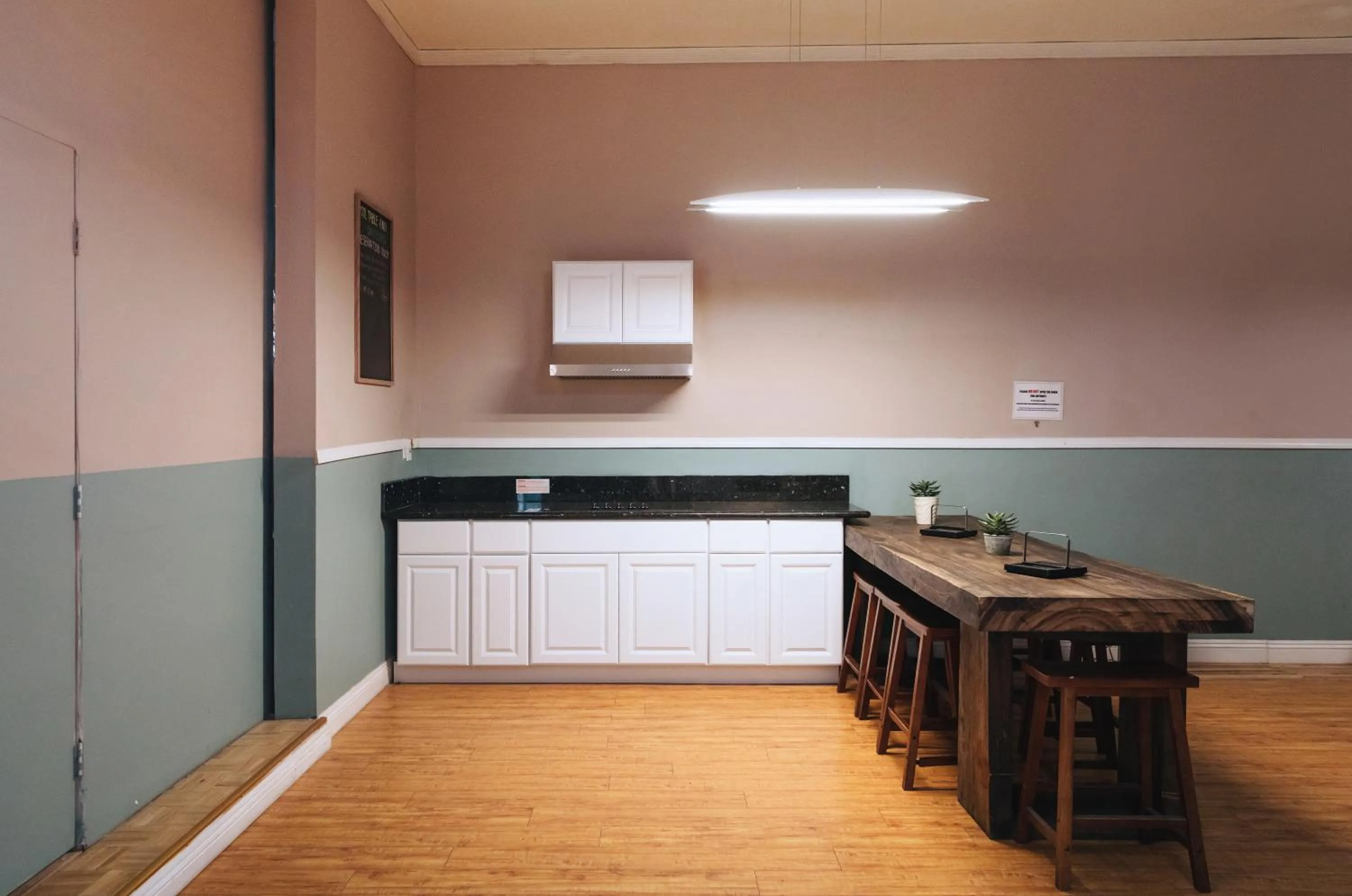 Communal kitchen, Kitchen/Kitchenette in Melrose Hostel