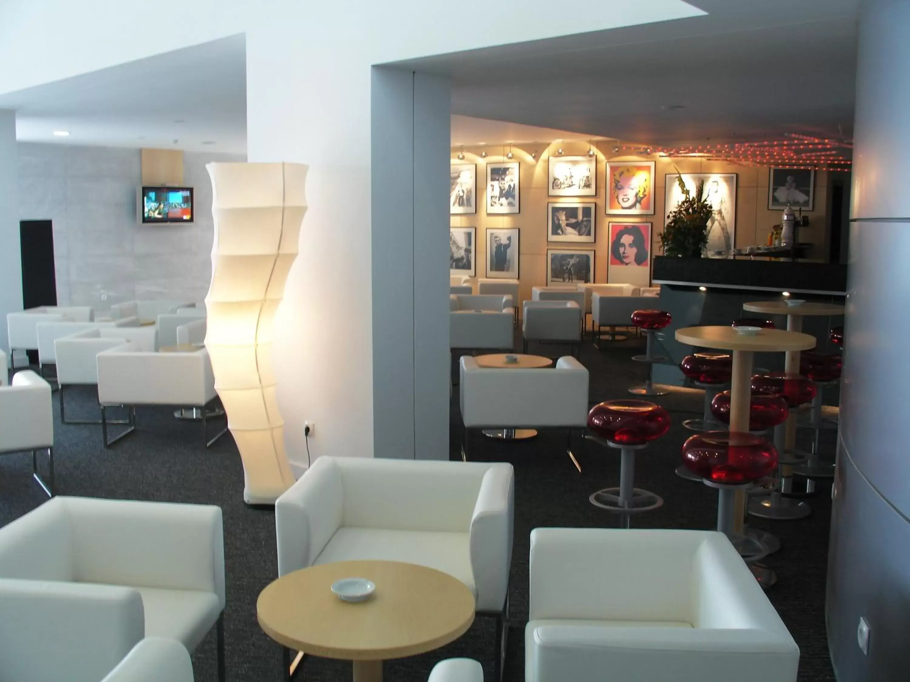 Lounge or bar, Restaurant/Places to Eat in VIP Executive Azores Hotel