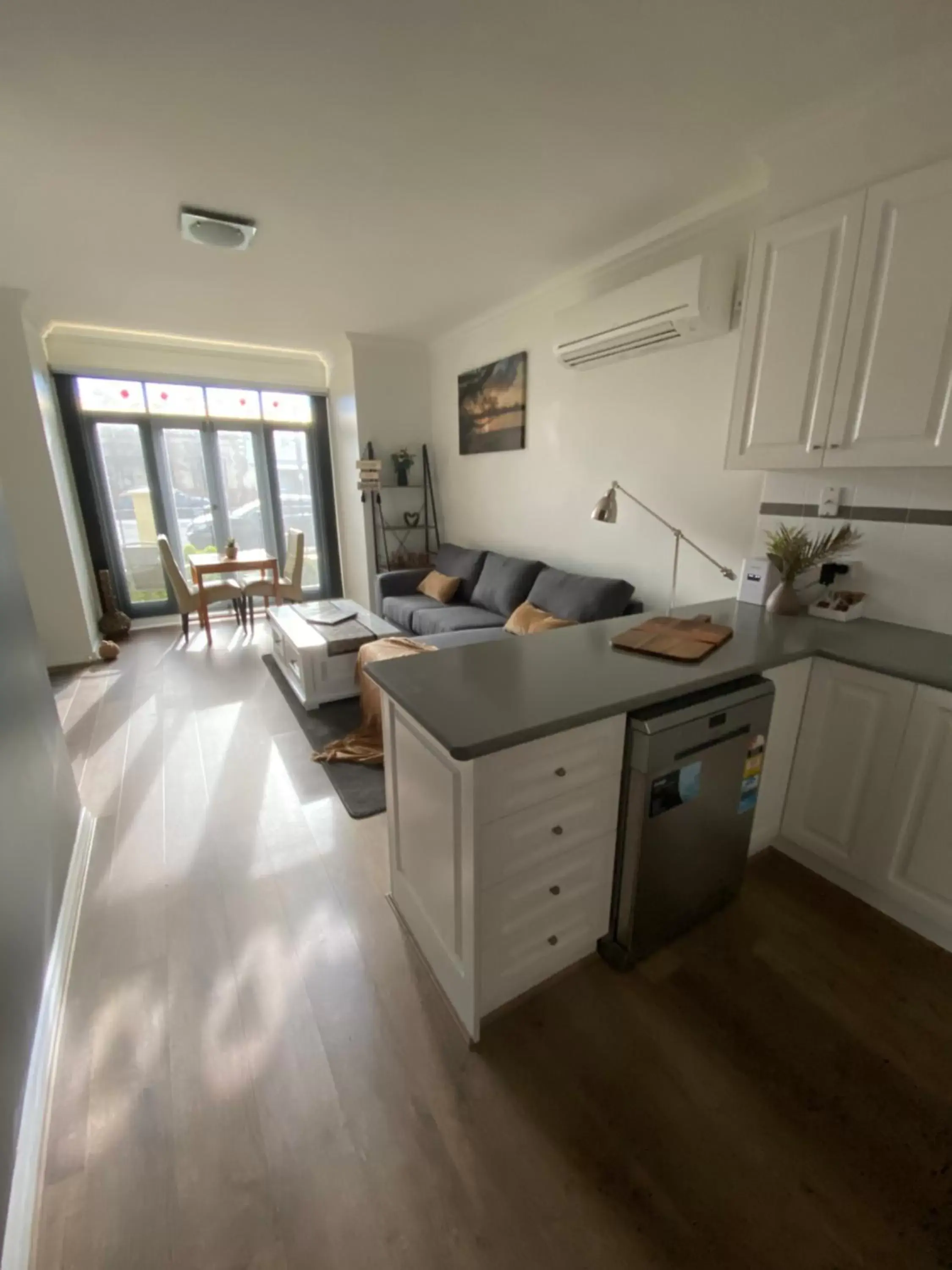 Seating area, Kitchen/Kitchenette in Banyan Place