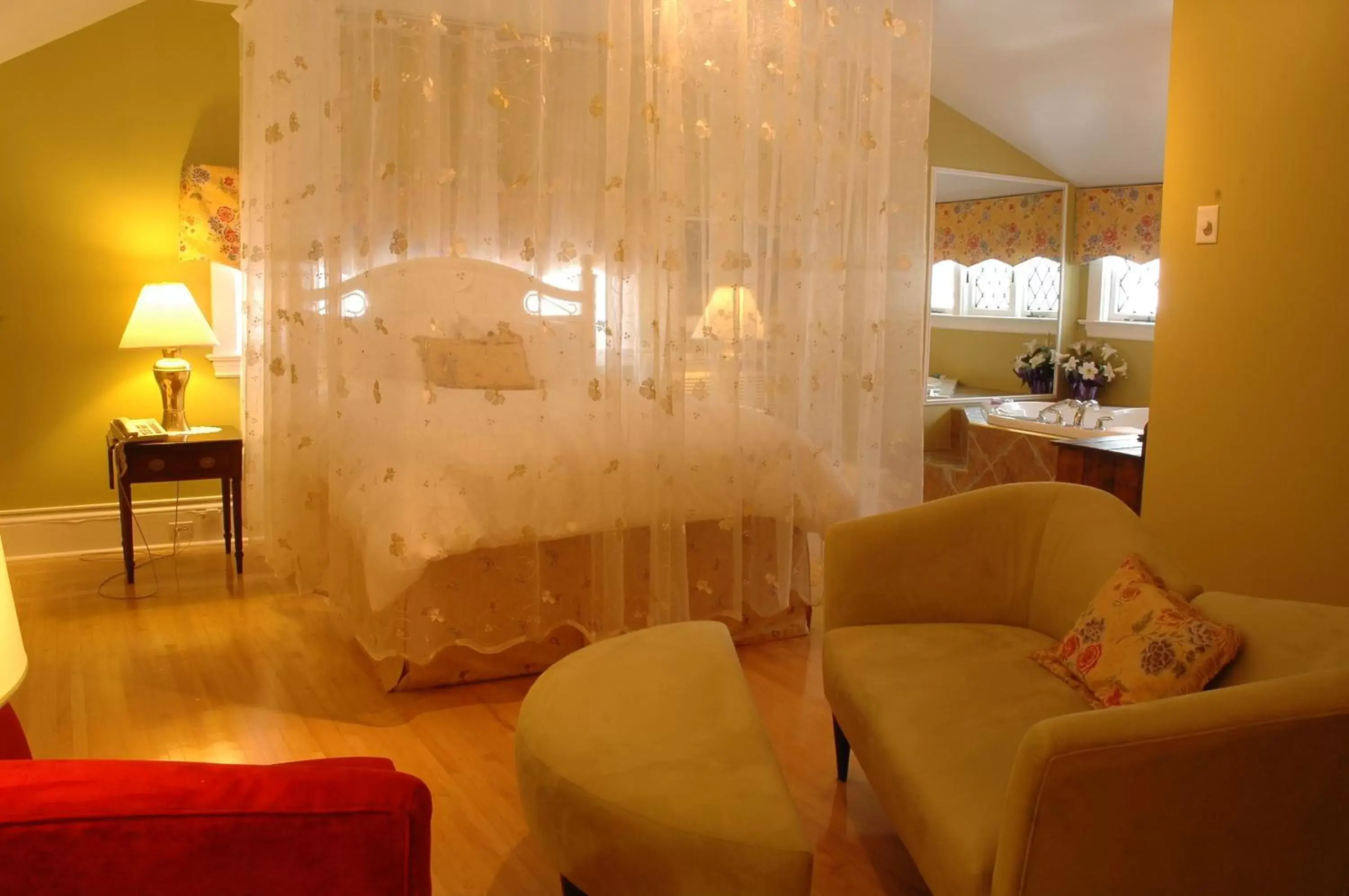 Bedroom, Seating Area in Leaside Manor