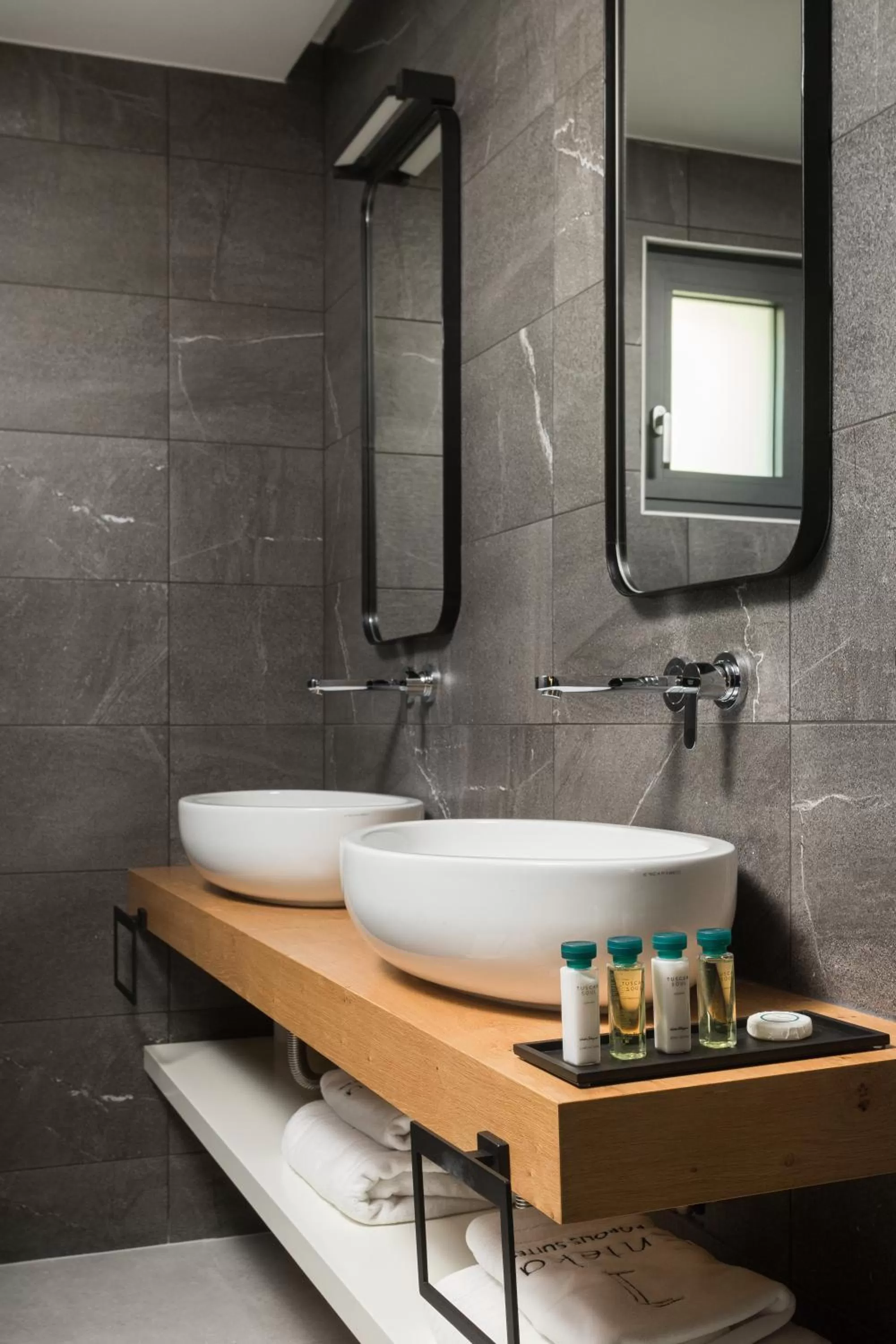 Toilet in 11 Enteka Acropolis Suites