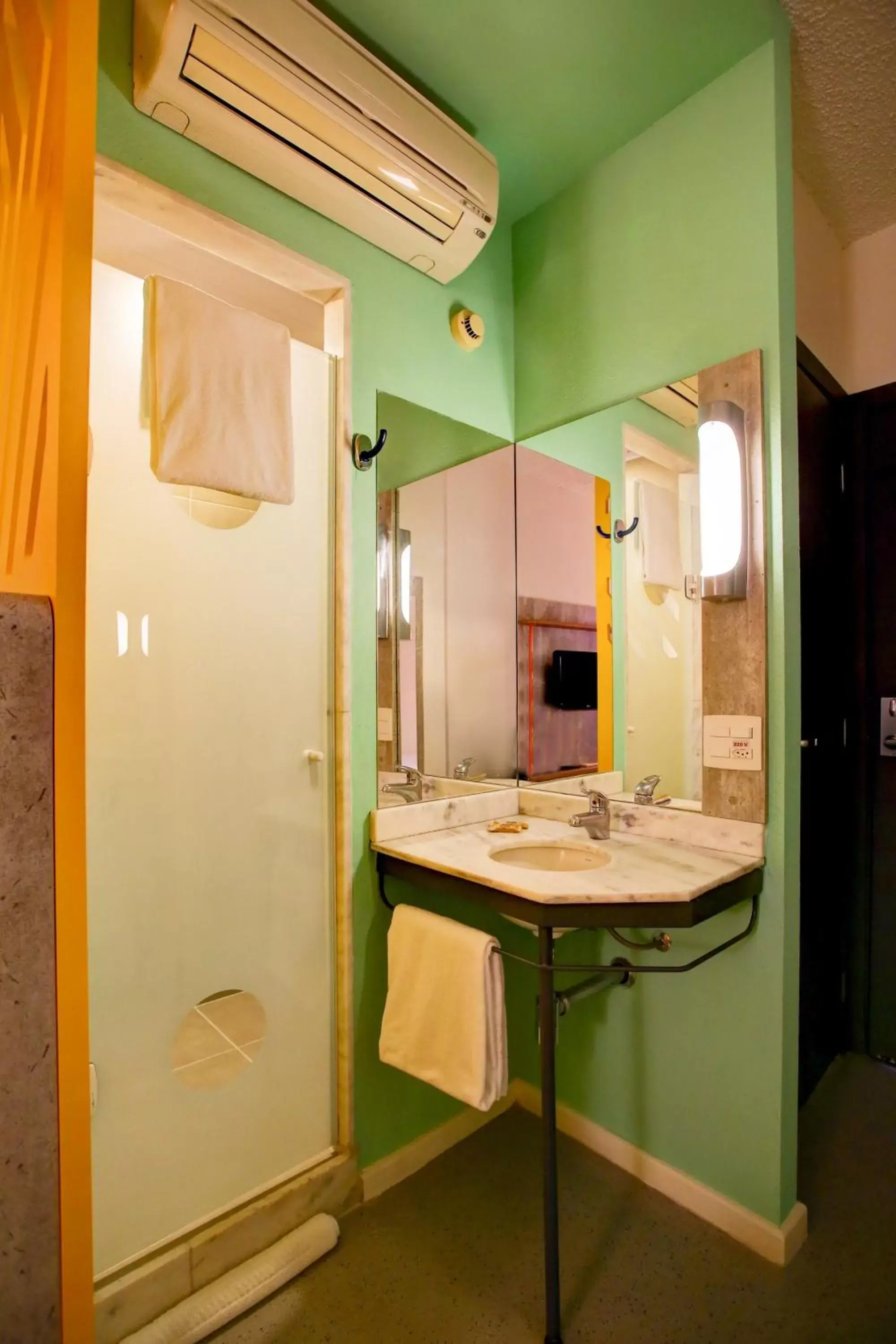 Bathroom in ibis budget Tambore