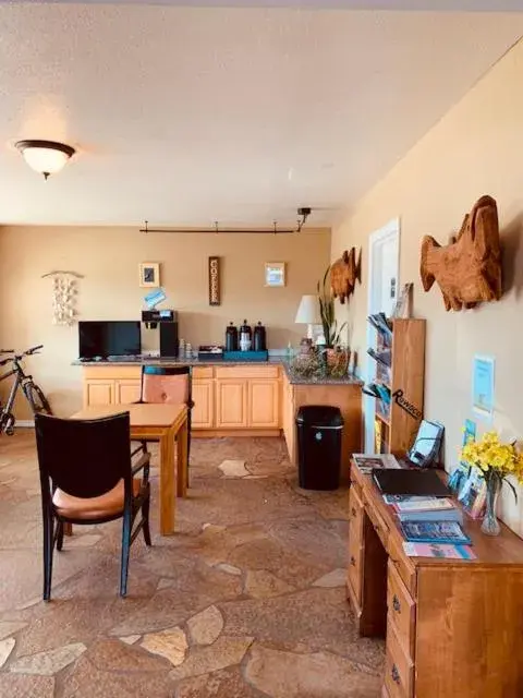 Lobby or reception, Restaurant/Places to Eat in Ocean Shores Inn & Suites