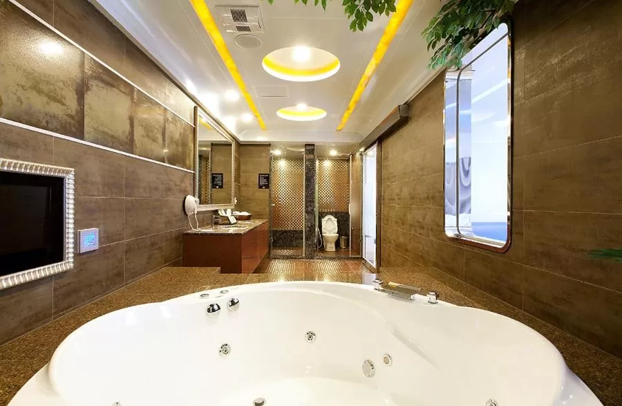 Bathroom in Discovery Motel - Yanping