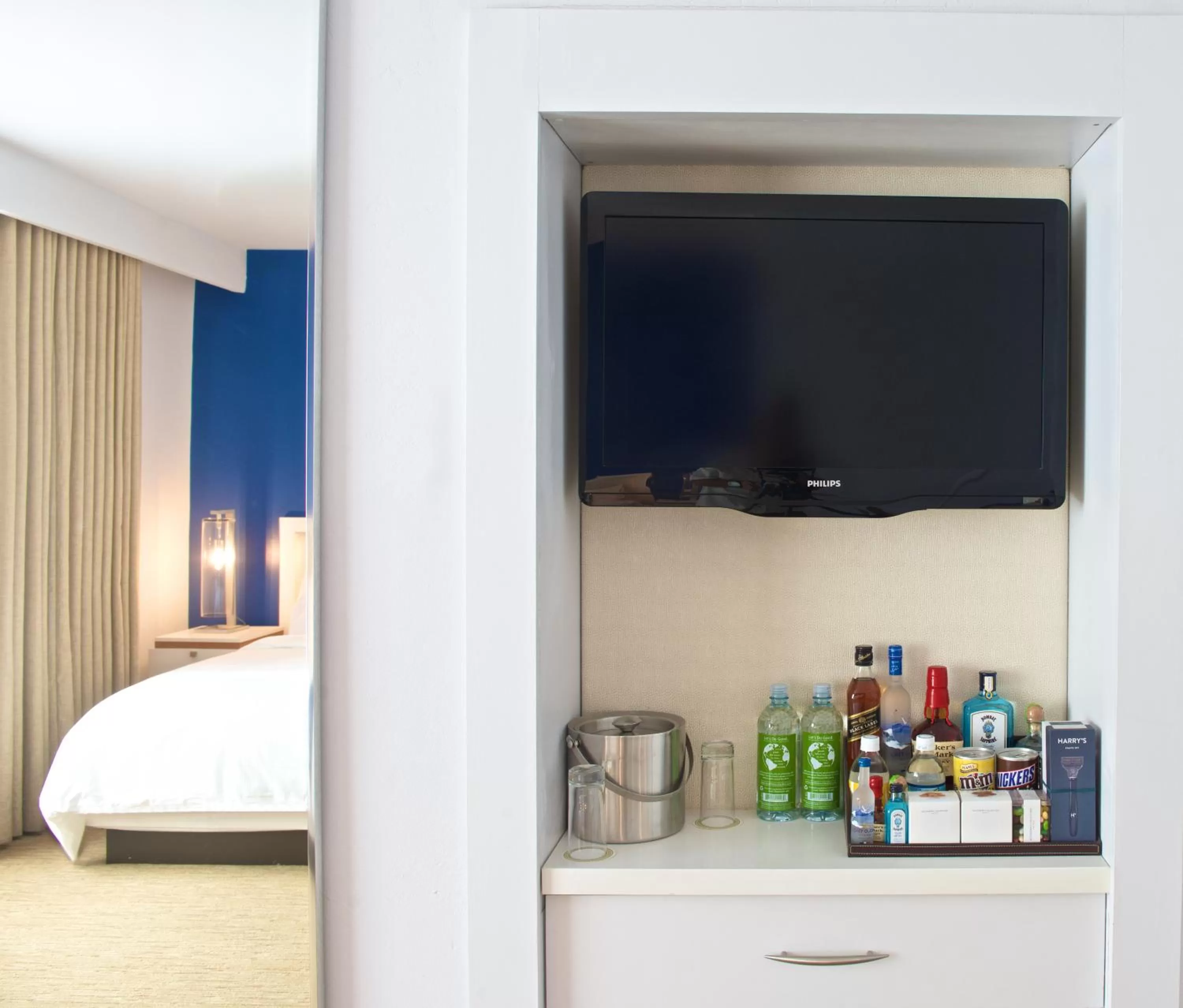 Bedroom, TV/Entertainment Center in Blue Moon Hotel