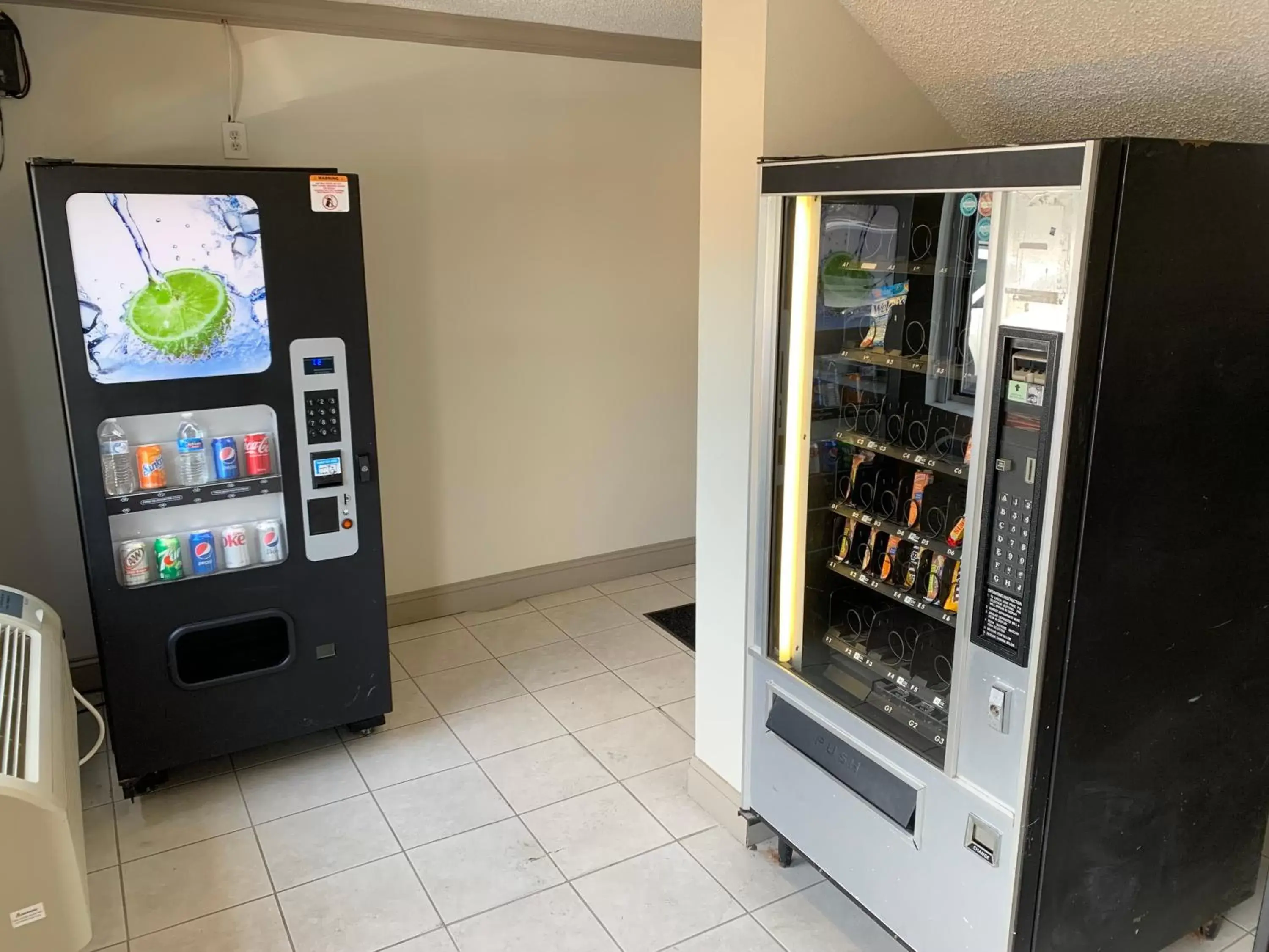 vending machine, Supermarket/Shops in Red Roof Inn & Suites Vineland - Buena
