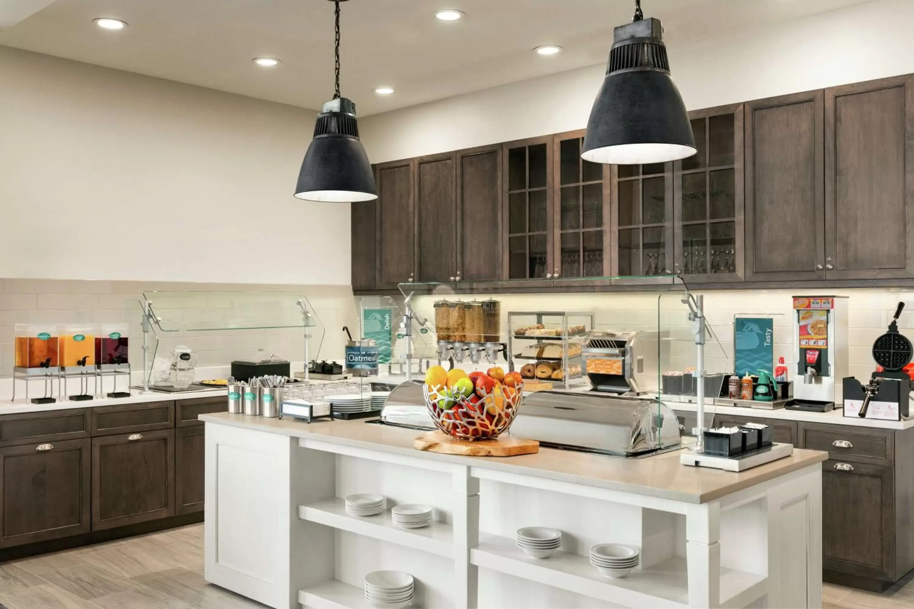 Dining area, Kitchen/Kitchenette in Homewood Suites By Hilton Worcester