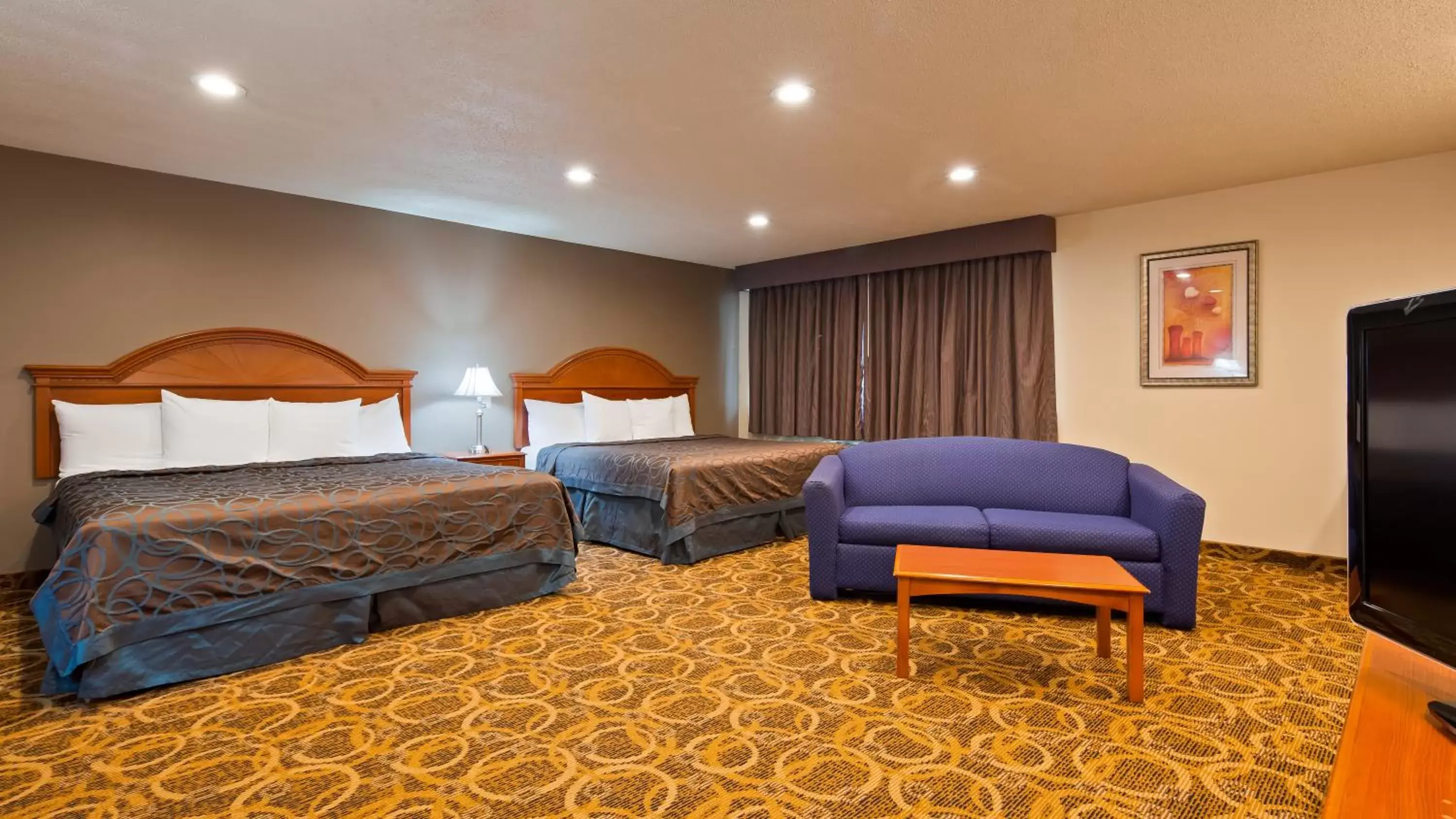 Bed in Clarion Inn Bed in Clarion Inn