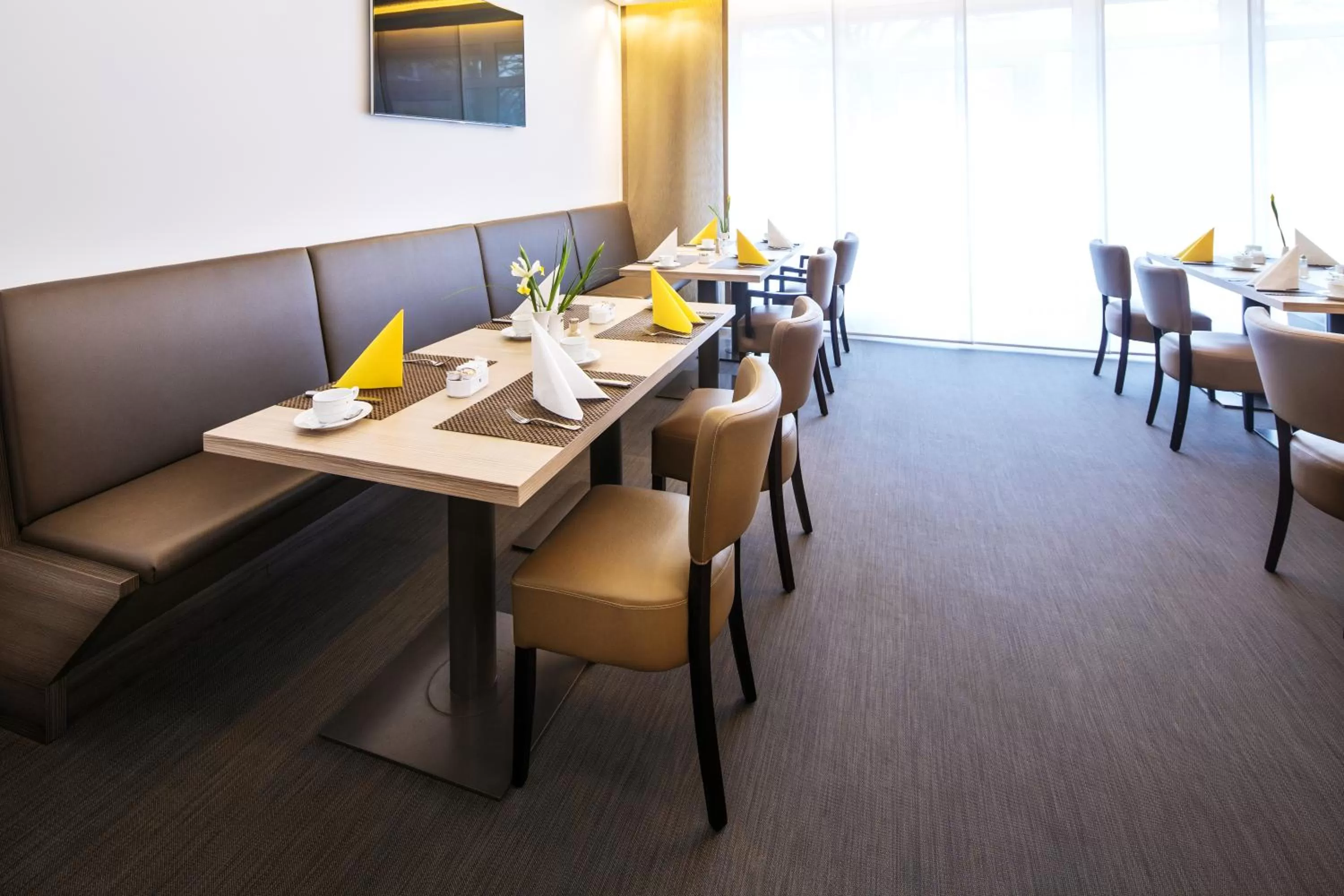 Restaurant/places to eat in Hotel Plaza