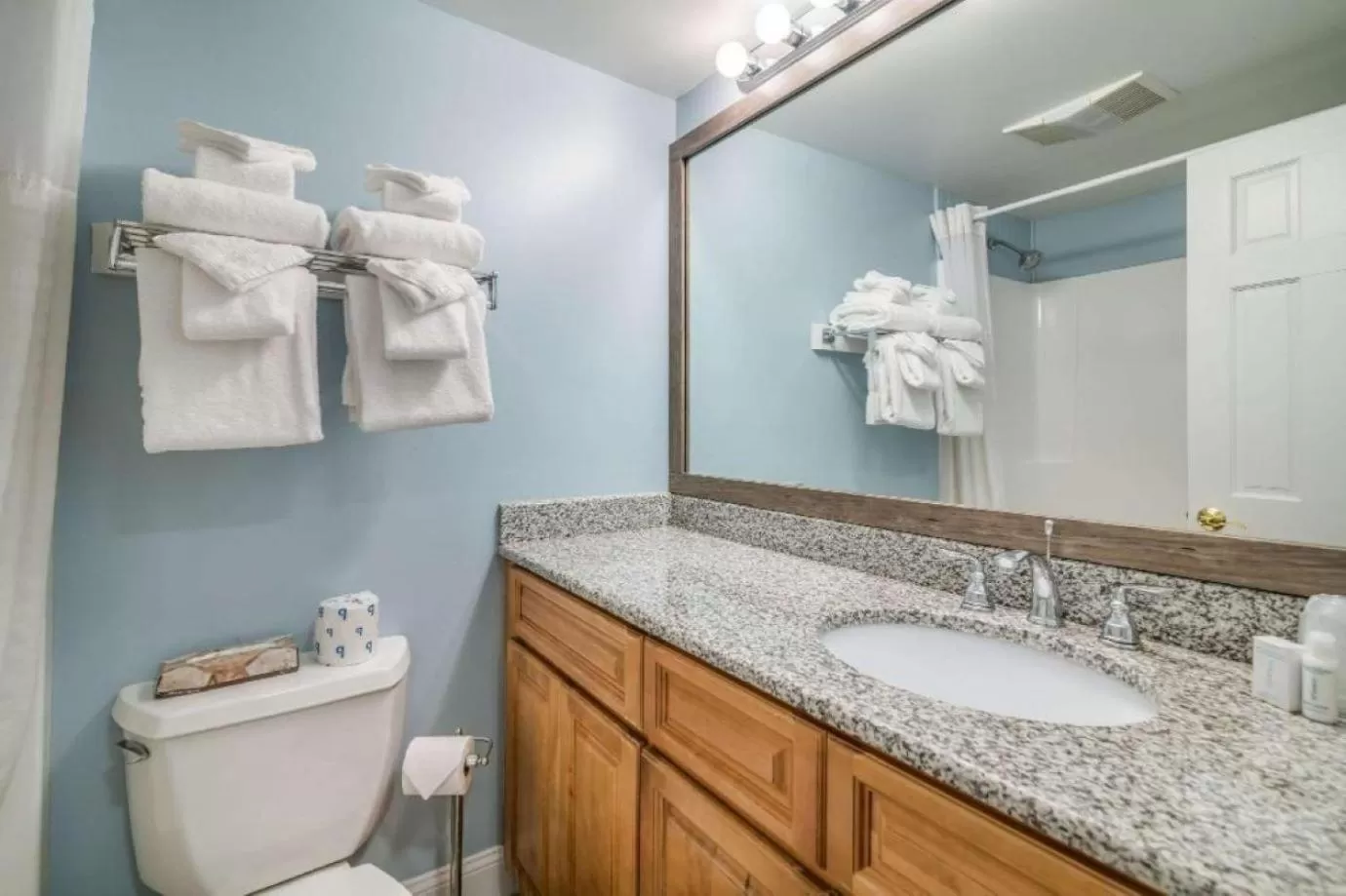 Bathroom in Green Granite Inn, Ascend Hotel Collection