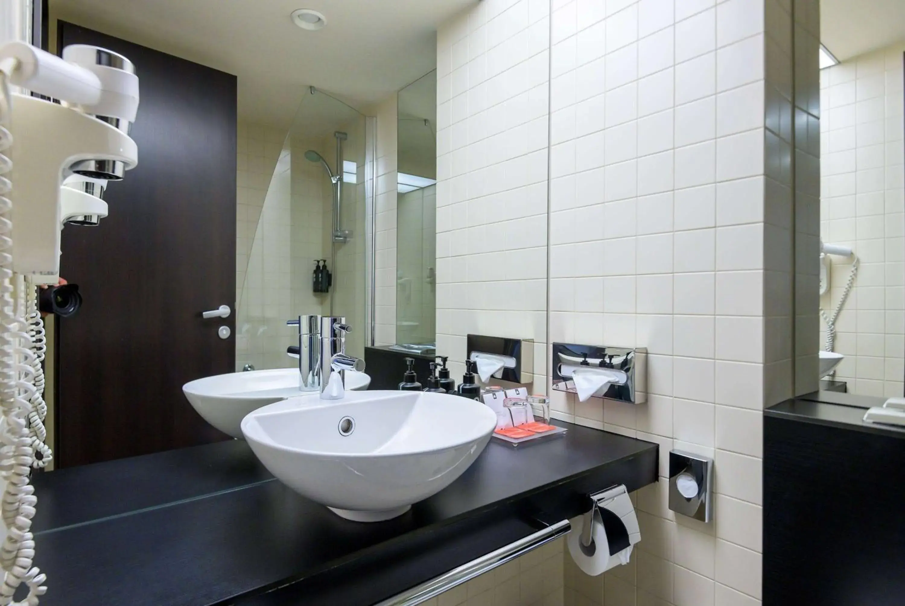 TV and multimedia, Bathroom in Ramada Plaza by Wyndham Bucharest Convention Center