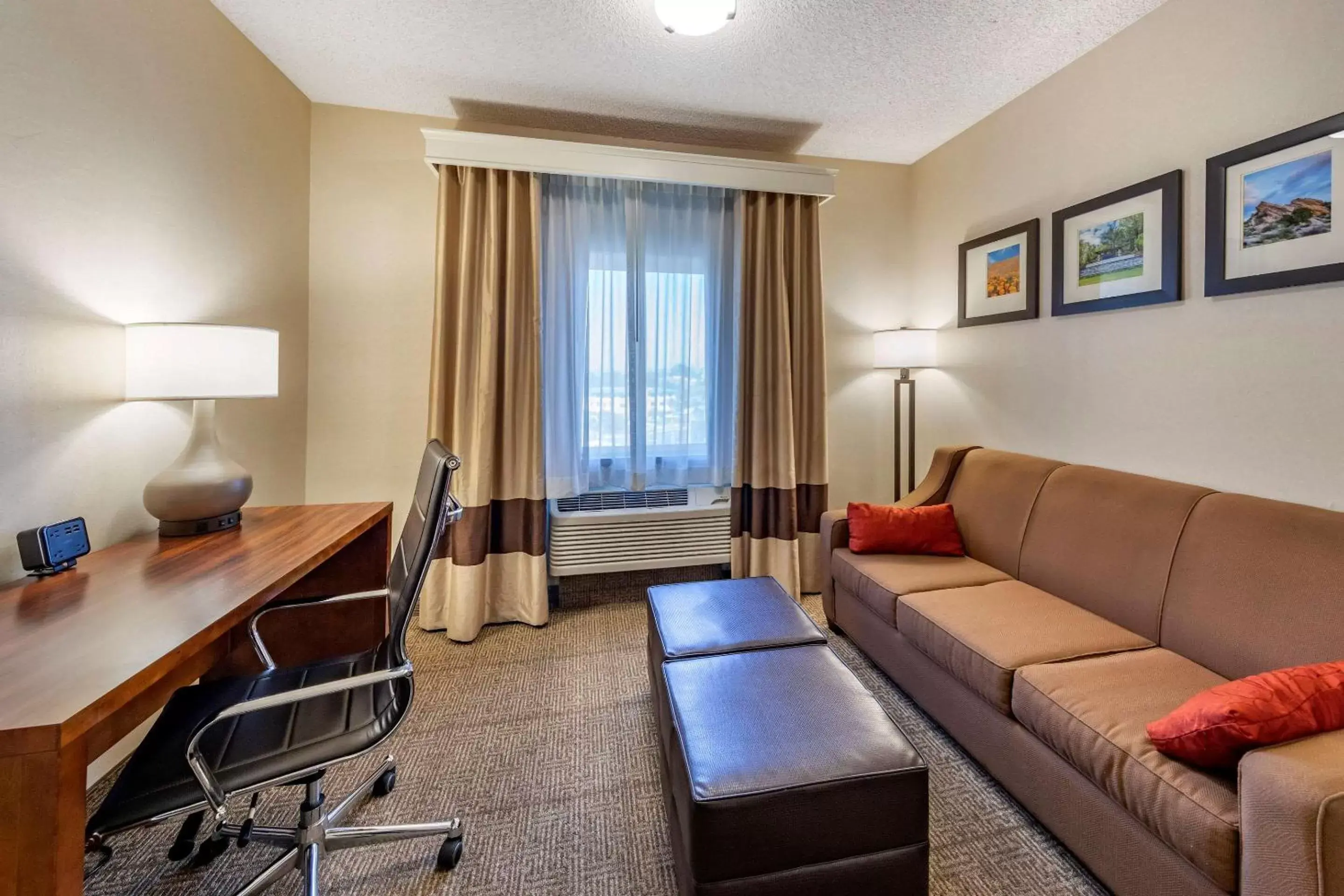 Photo of the whole room, Seating Area in Comfort Suites Near Six Flags Magic Mountain