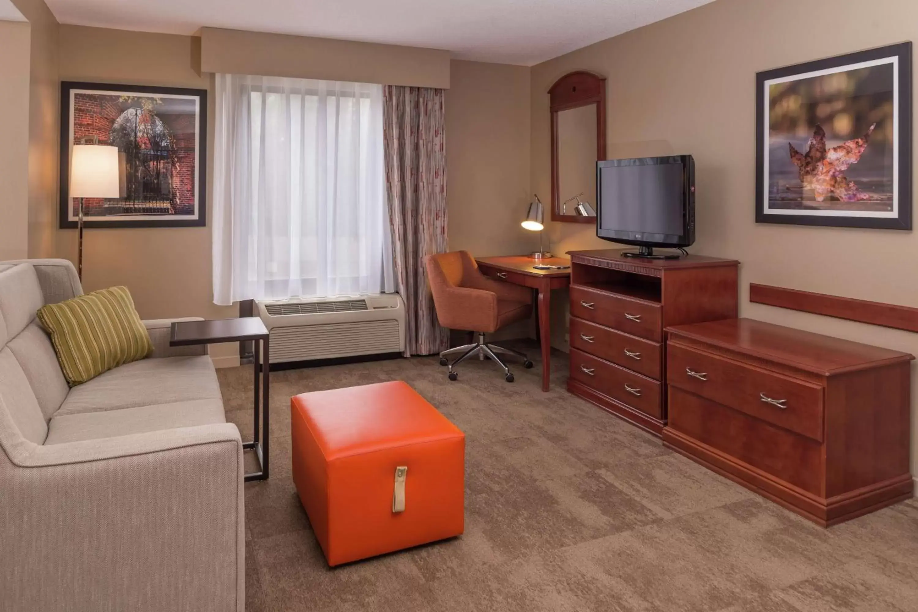 Bedroom, TV/Entertainment Center in Hampton Inn Columbia Northeast-Fort Jackson Area