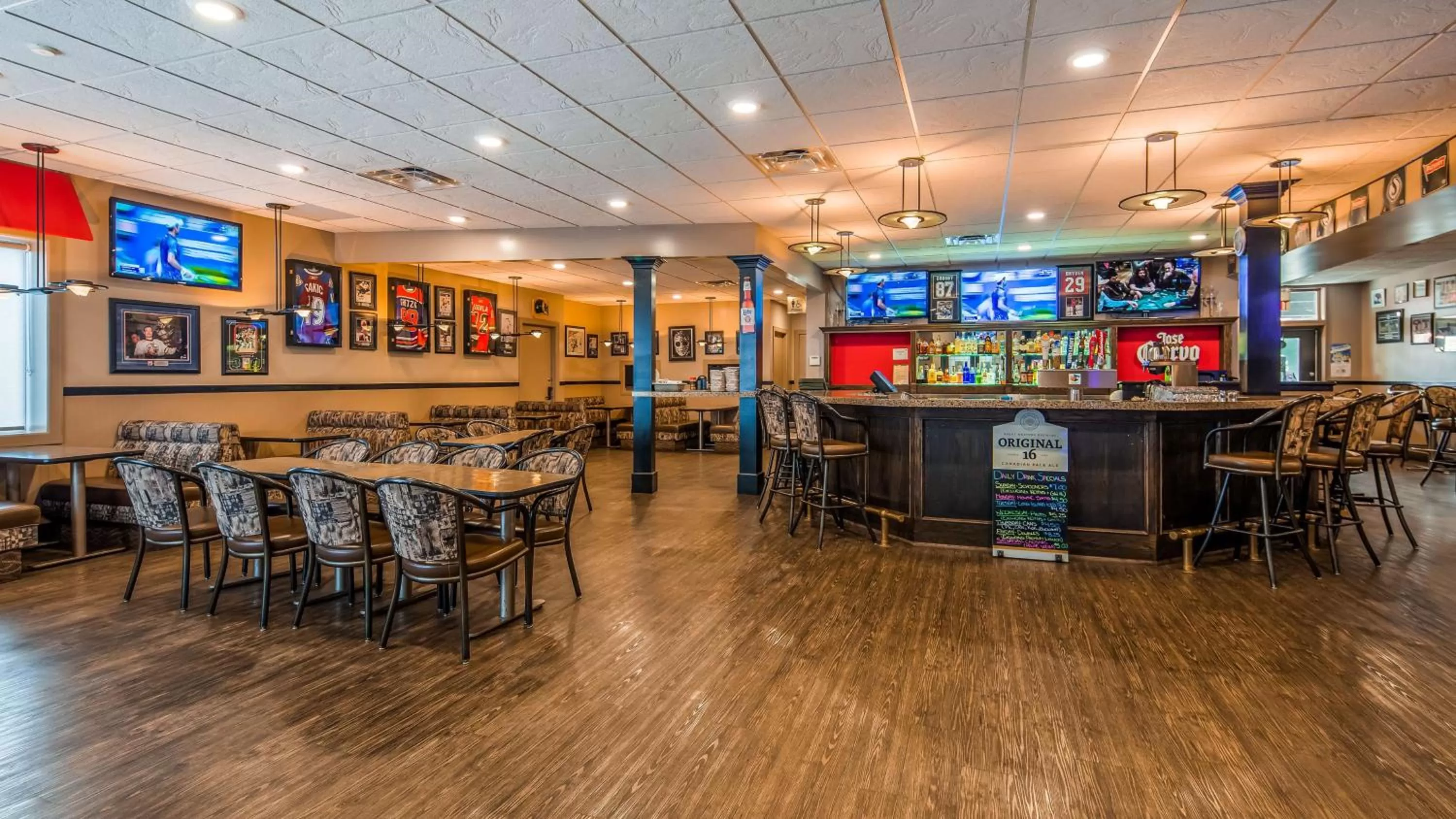 Lounge or bar in Seven Oaks Hotel Regina