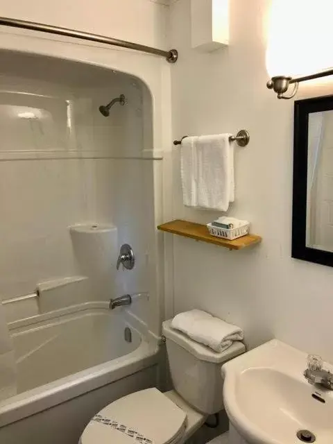 Bathroom in Pines Motel