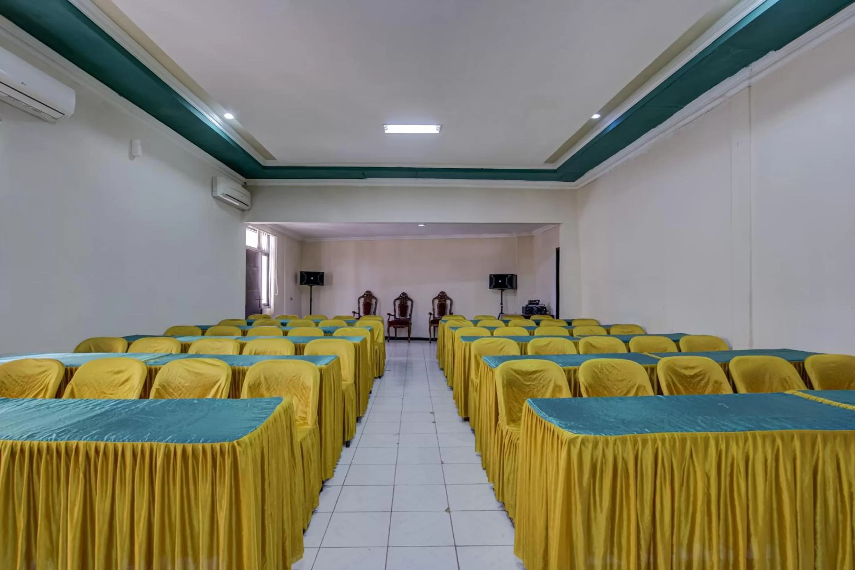 Business facilities in OYO 3862 Syariah Hotel Pandan Wangi