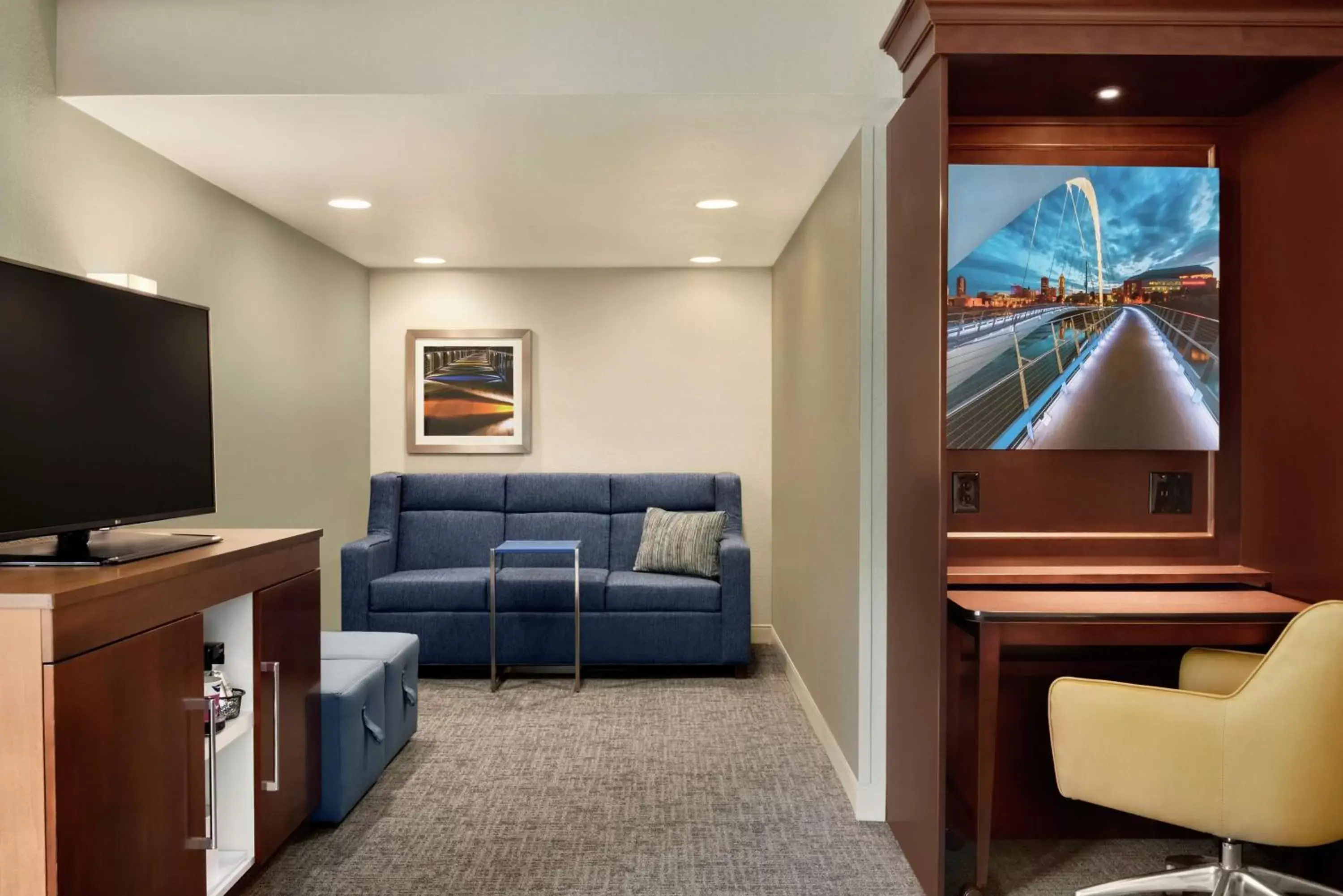 Bedroom, TV/Entertainment Center in Hampton Inn West Des Moines Lake Drive